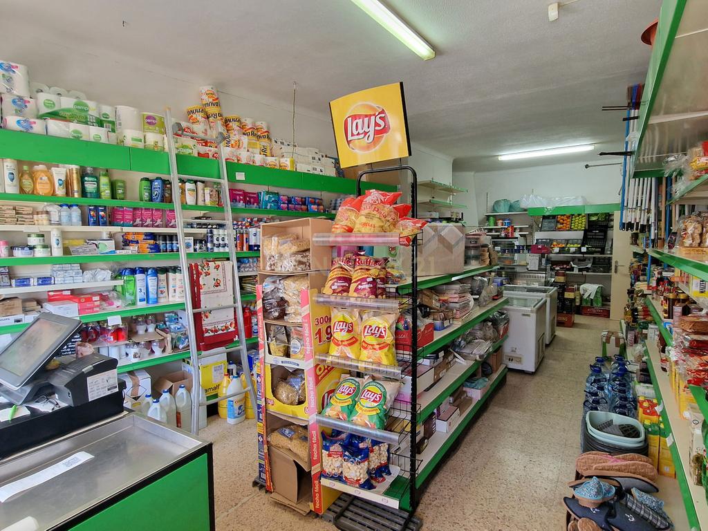 Moradia com café e supermercado em Figueira de Castelo Rodrigo - Image 12