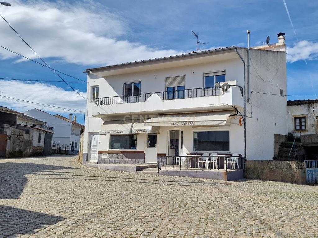 Moradia com café e supermercado em Figueira de Castelo Rodrigo - Image 1
