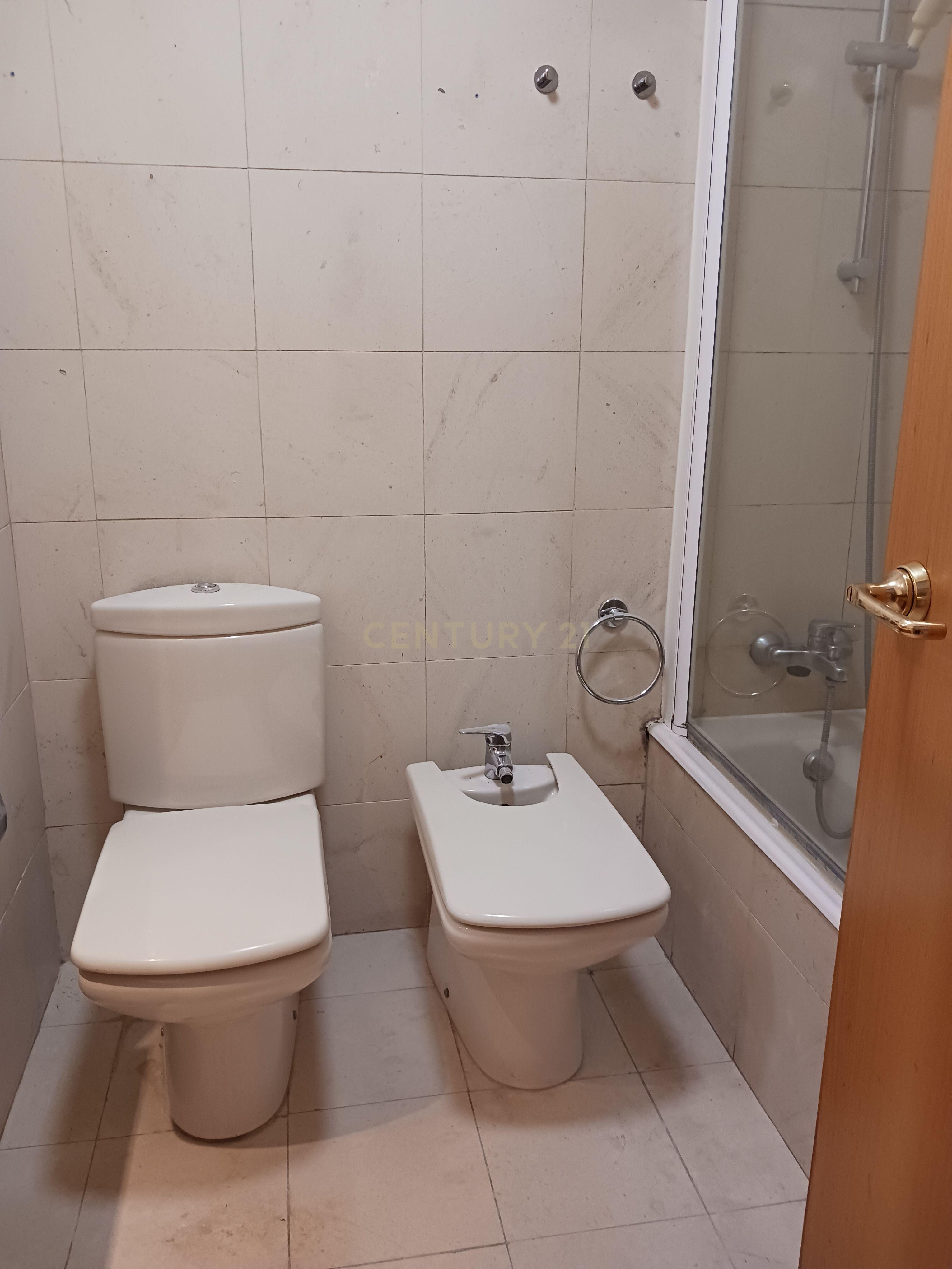 Apartamento T2 com varanda e lugar de garagem, no Pinheiro Manso - Image 15