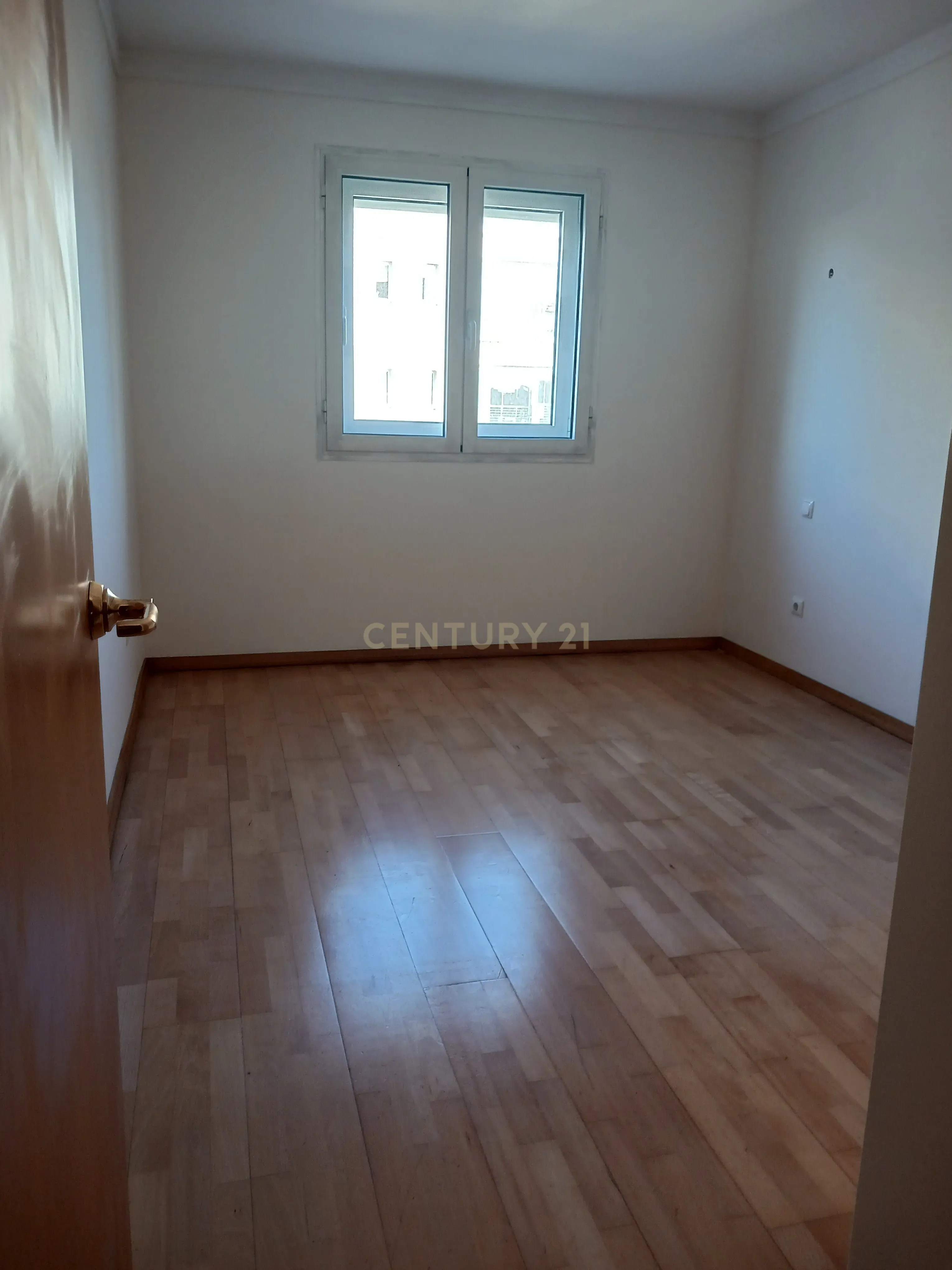 Apartamento T2 com varanda e lugar de garagem, no Pinheiro Manso - Image 13