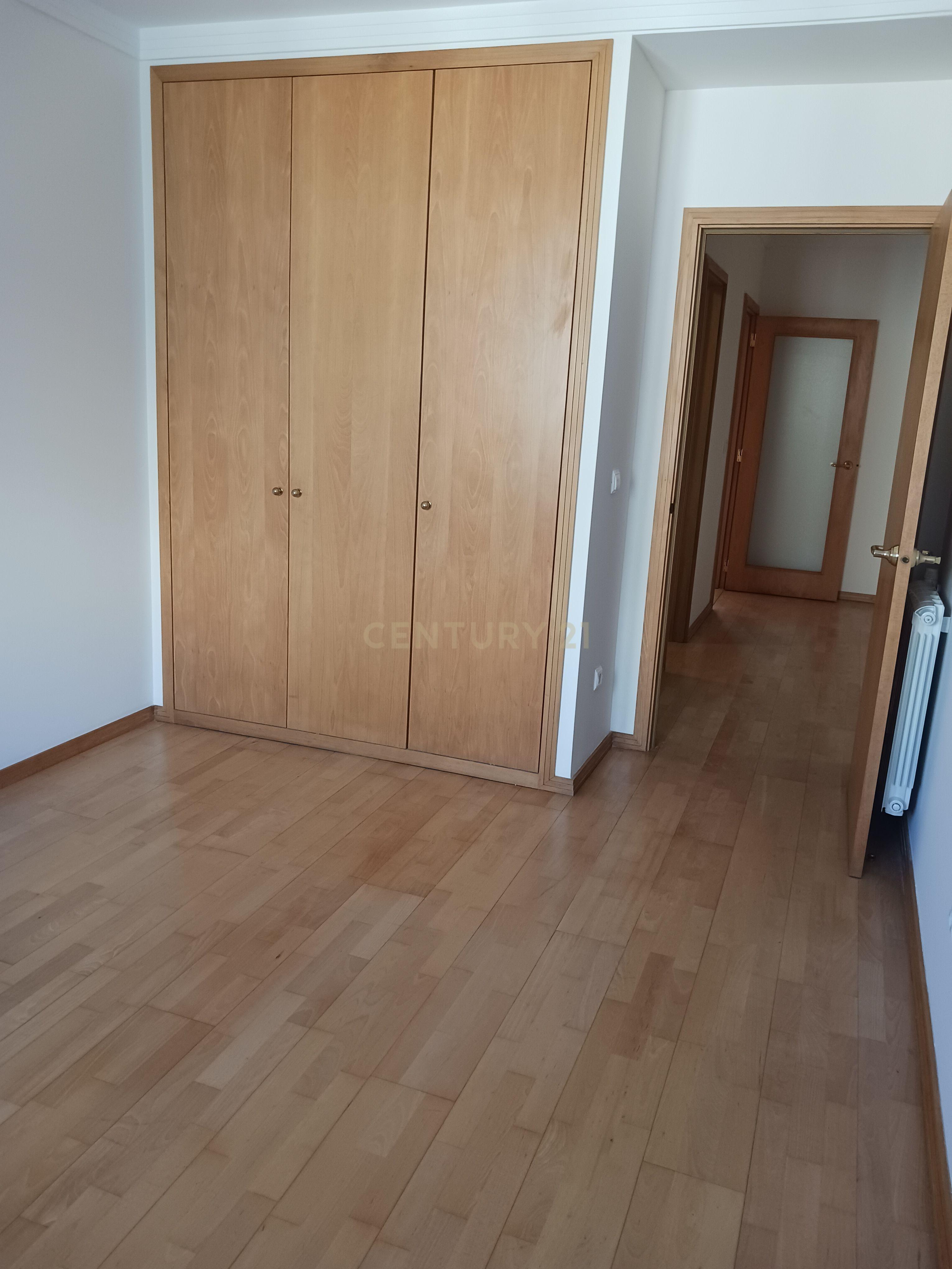 Apartamento T2 com varanda e lugar de garagem, no Pinheiro Manso - Image 11