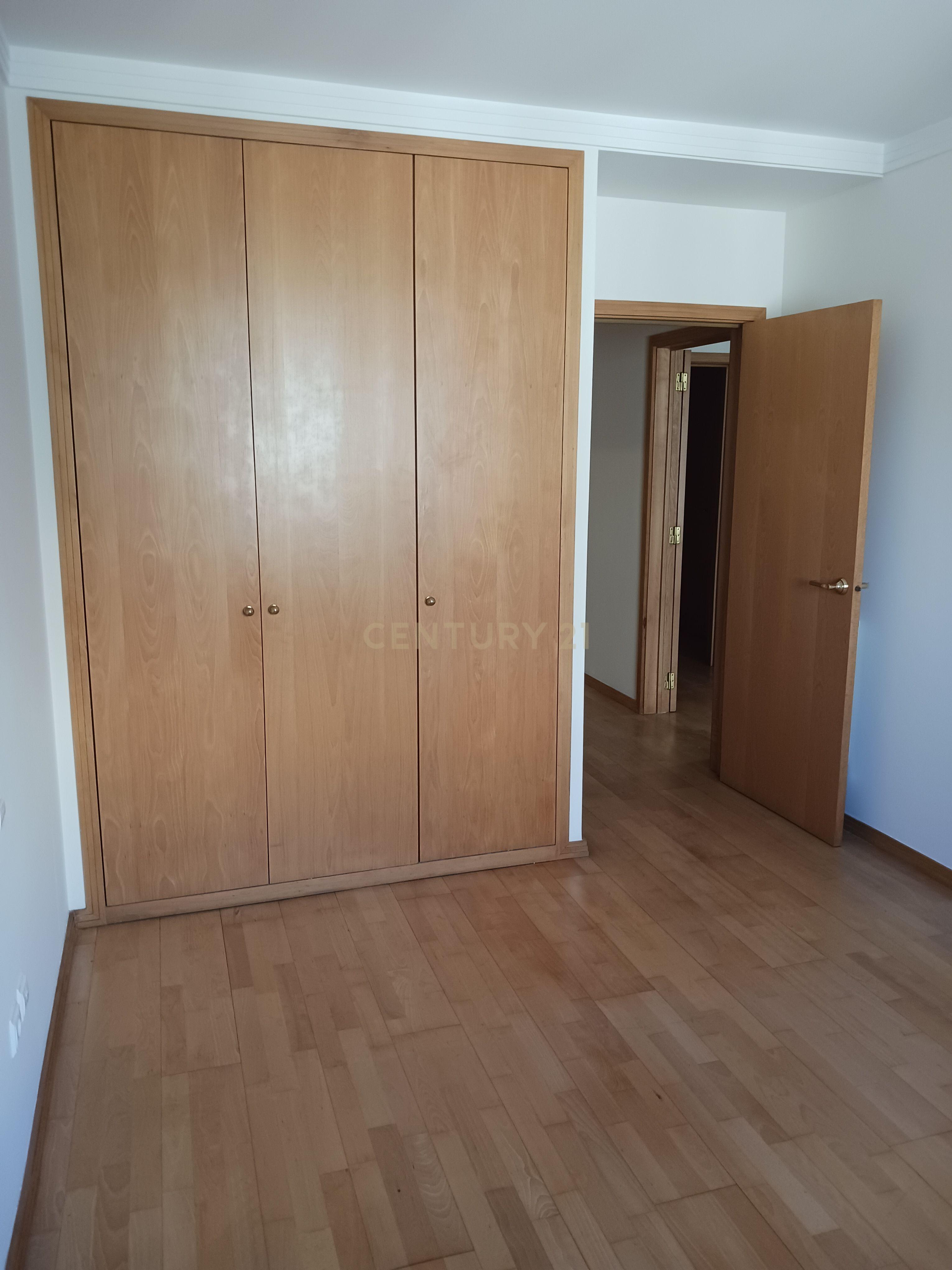 Apartamento T2 com varanda e lugar de garagem, no Pinheiro Manso - Image 10