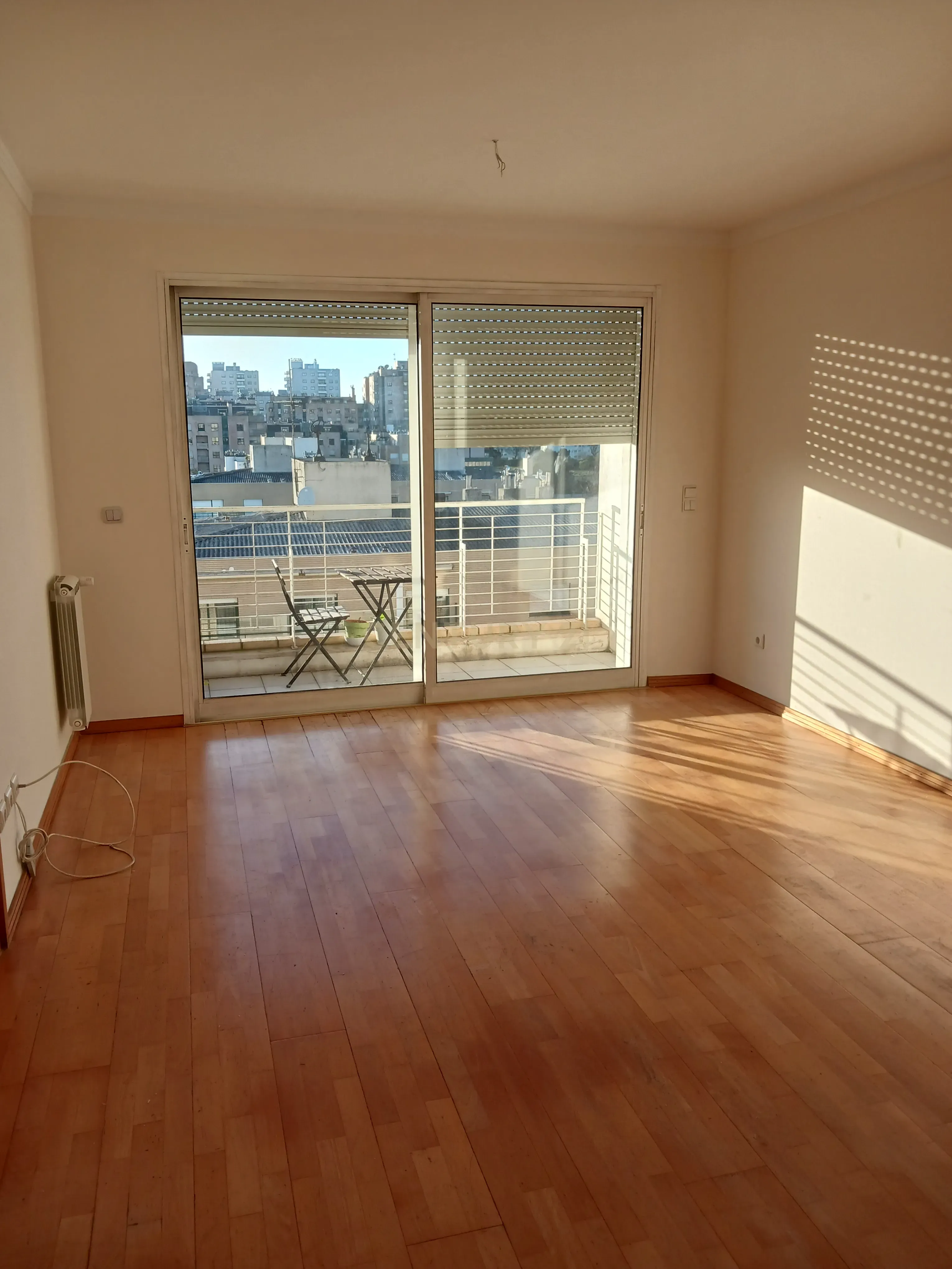 Apartamento T2 com varanda e lugar de garagem, no Pinheiro Manso - Image 2