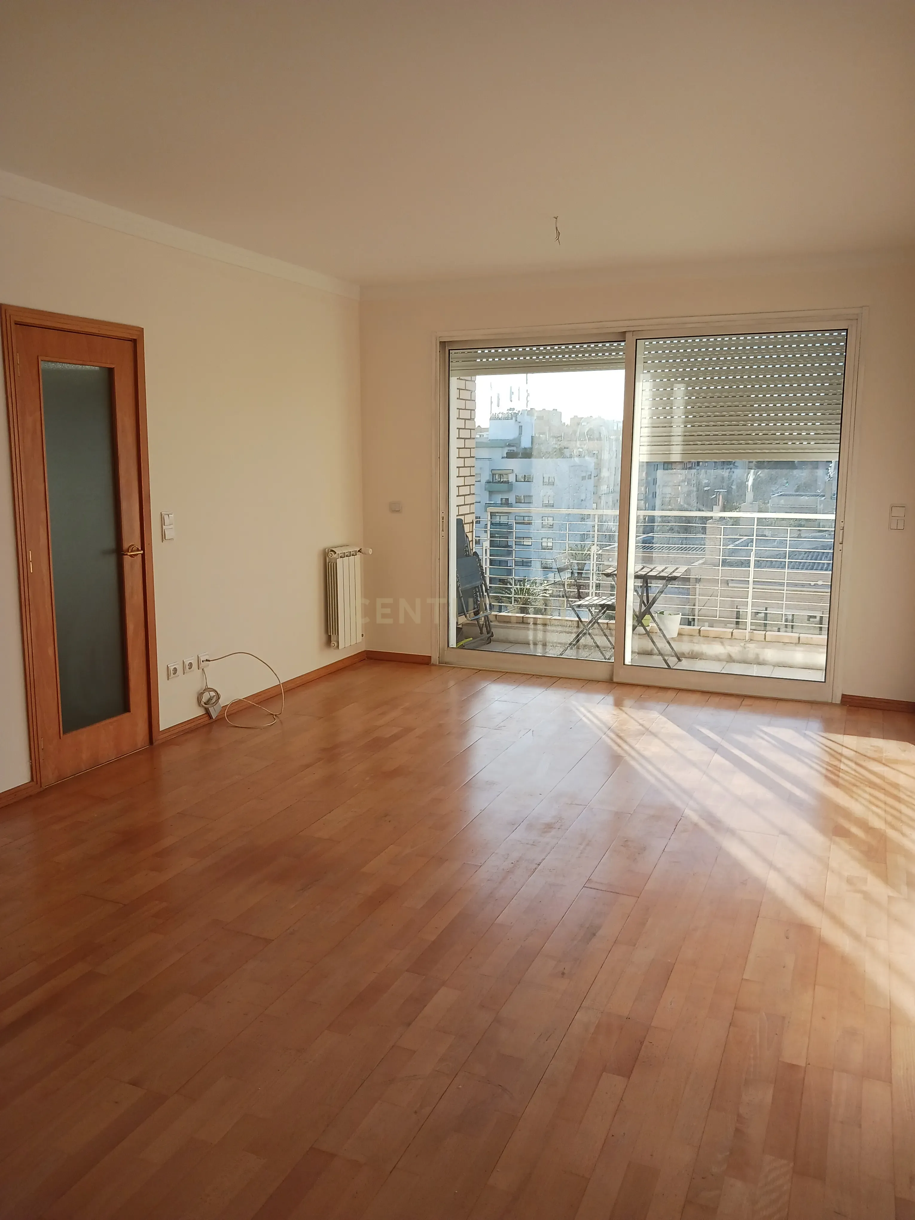Apartamento T2 com varanda e lugar de garagem, no Pinheiro Manso - Image 1
