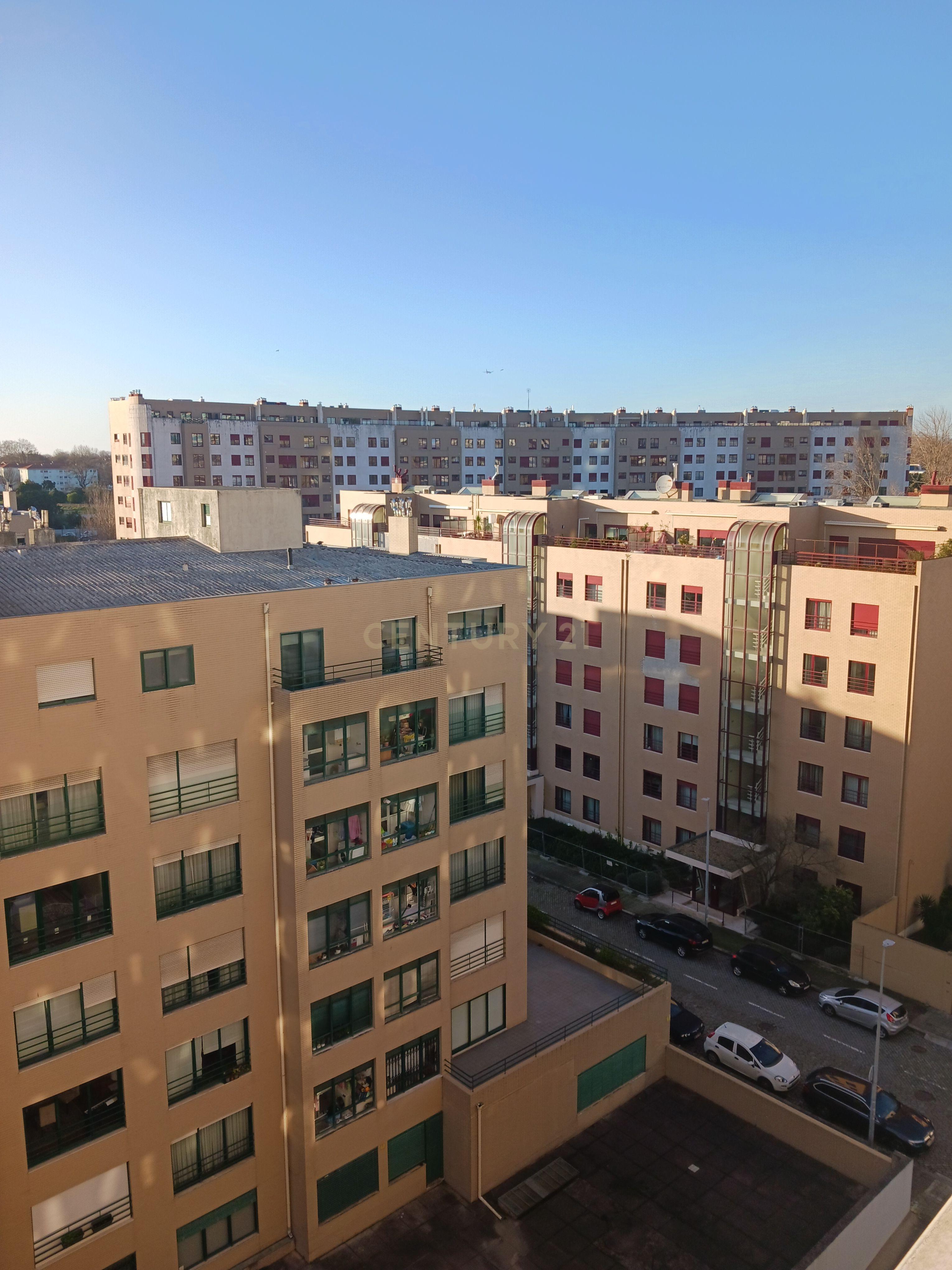 Apartamento T2 com varanda e lugar de garagem, no Pinheiro Manso - Image 4