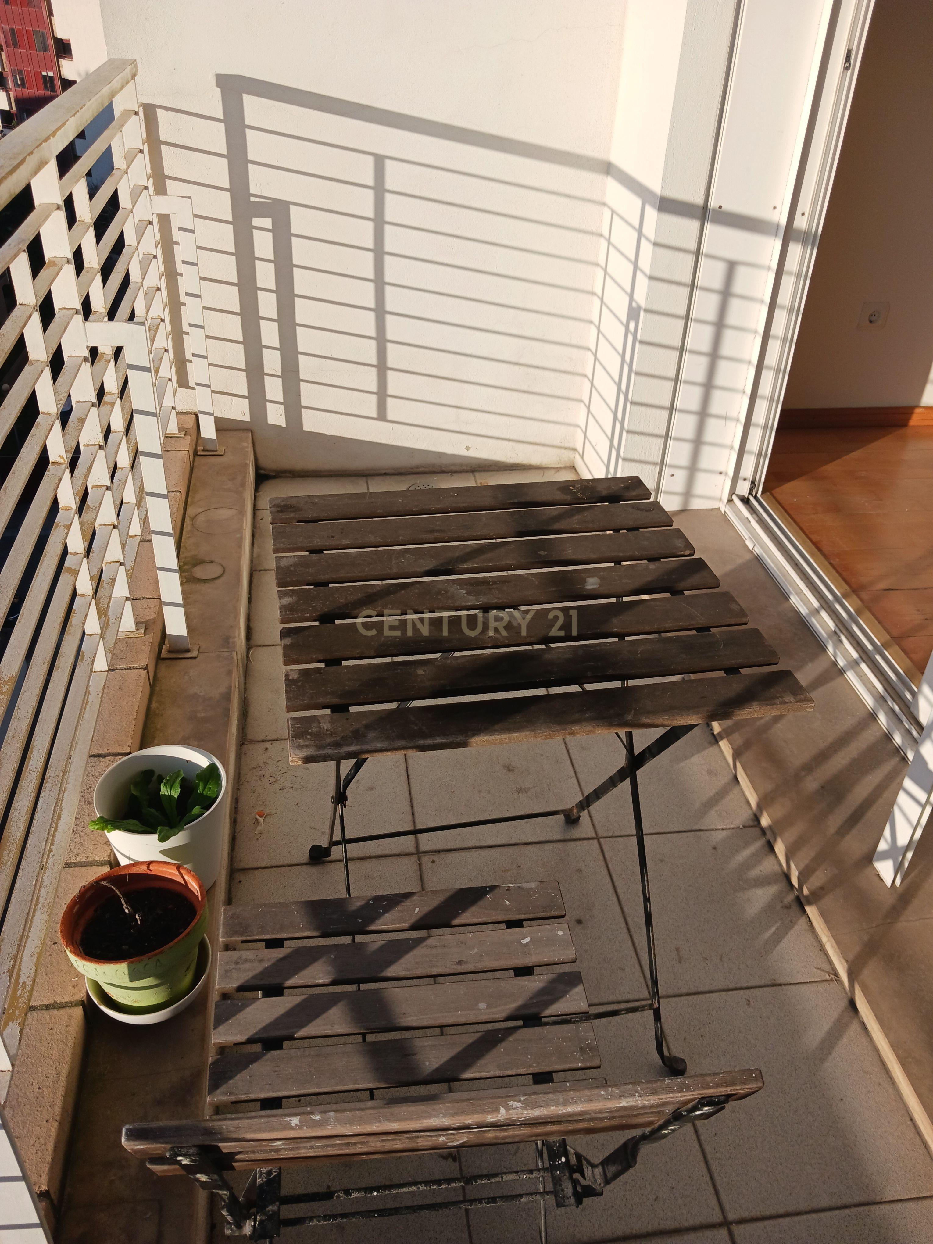 Apartamento T2 com varanda e lugar de garagem, no Pinheiro Manso - Image 3
