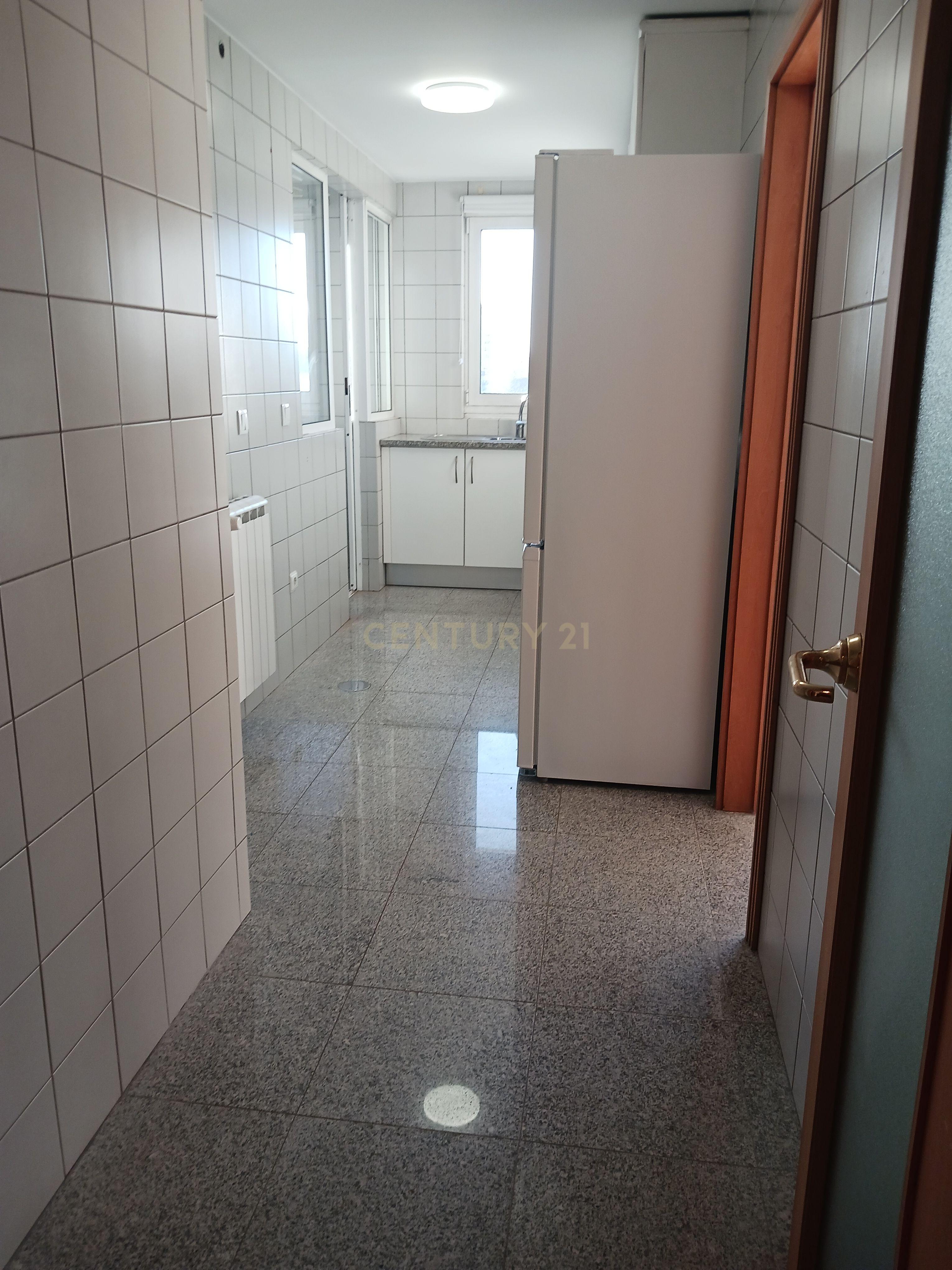 Apartamento T2 com varanda e lugar de garagem, no Pinheiro Manso - Image 21