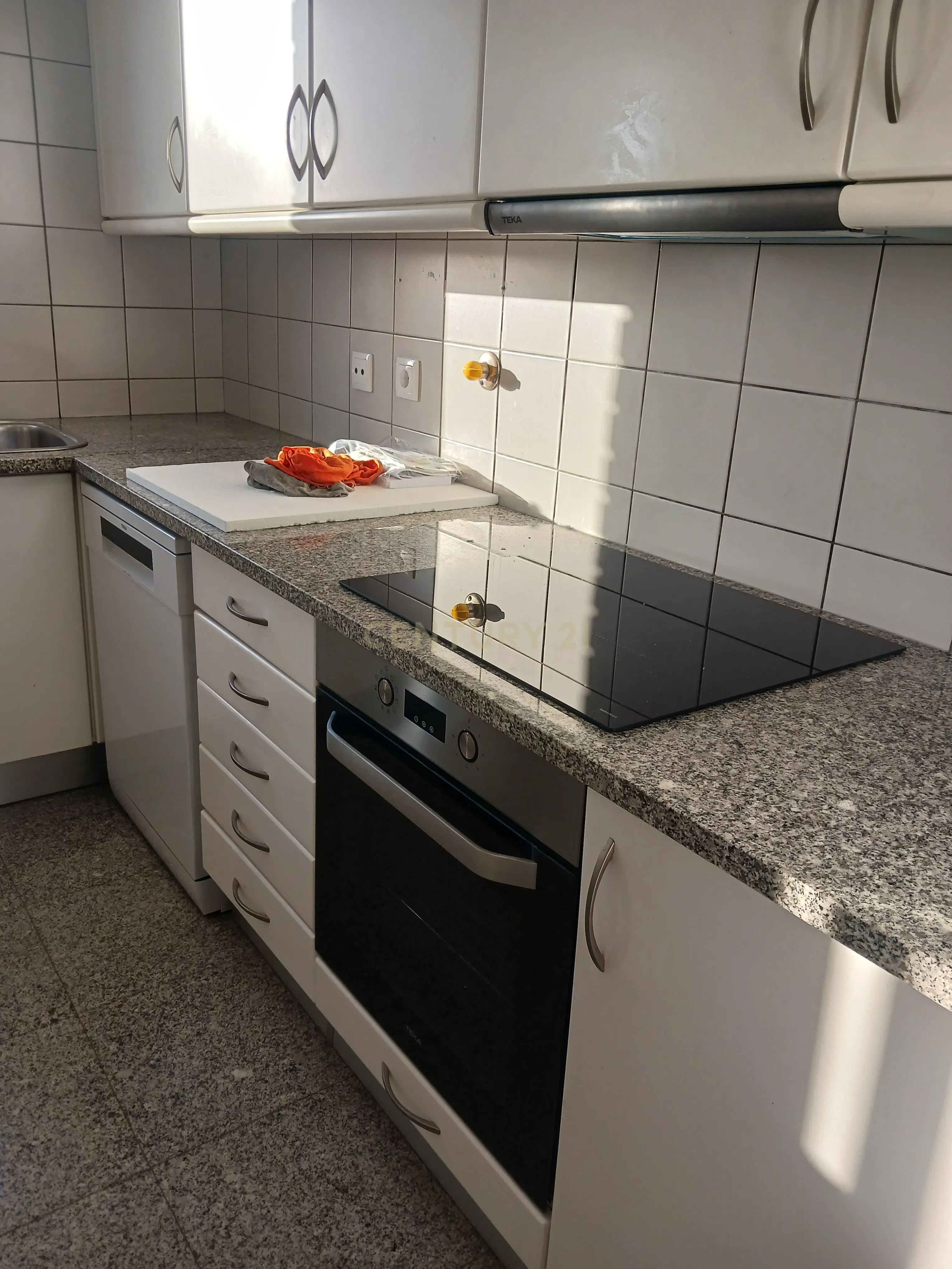 Apartamento T2 com varanda e lugar de garagem, no Pinheiro Manso - Image 7