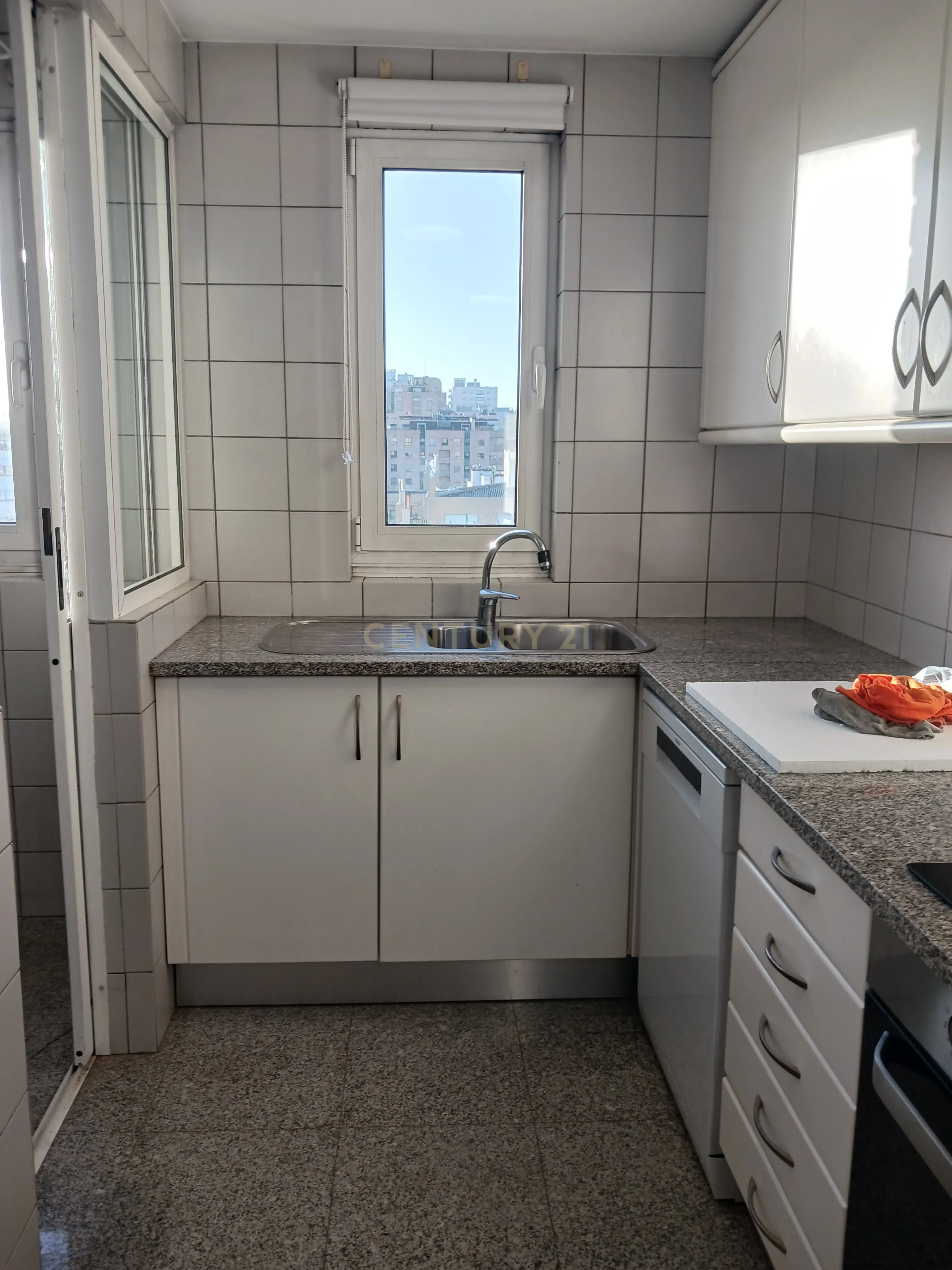 Apartamento T2 com varanda e lugar de garagem, no Pinheiro Manso - Image 6