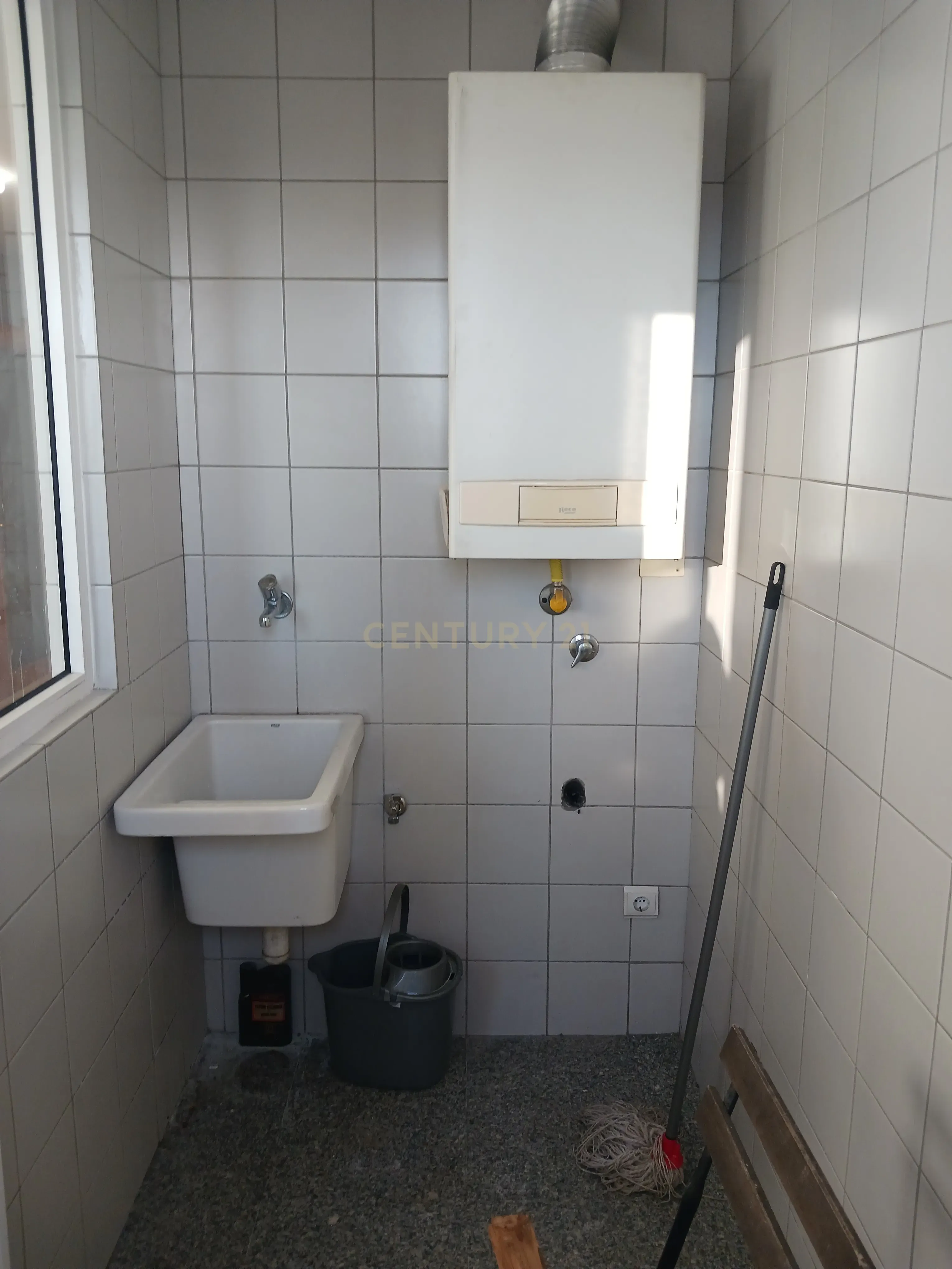 Apartamento T2 com varanda e lugar de garagem, no Pinheiro Manso - Image 19