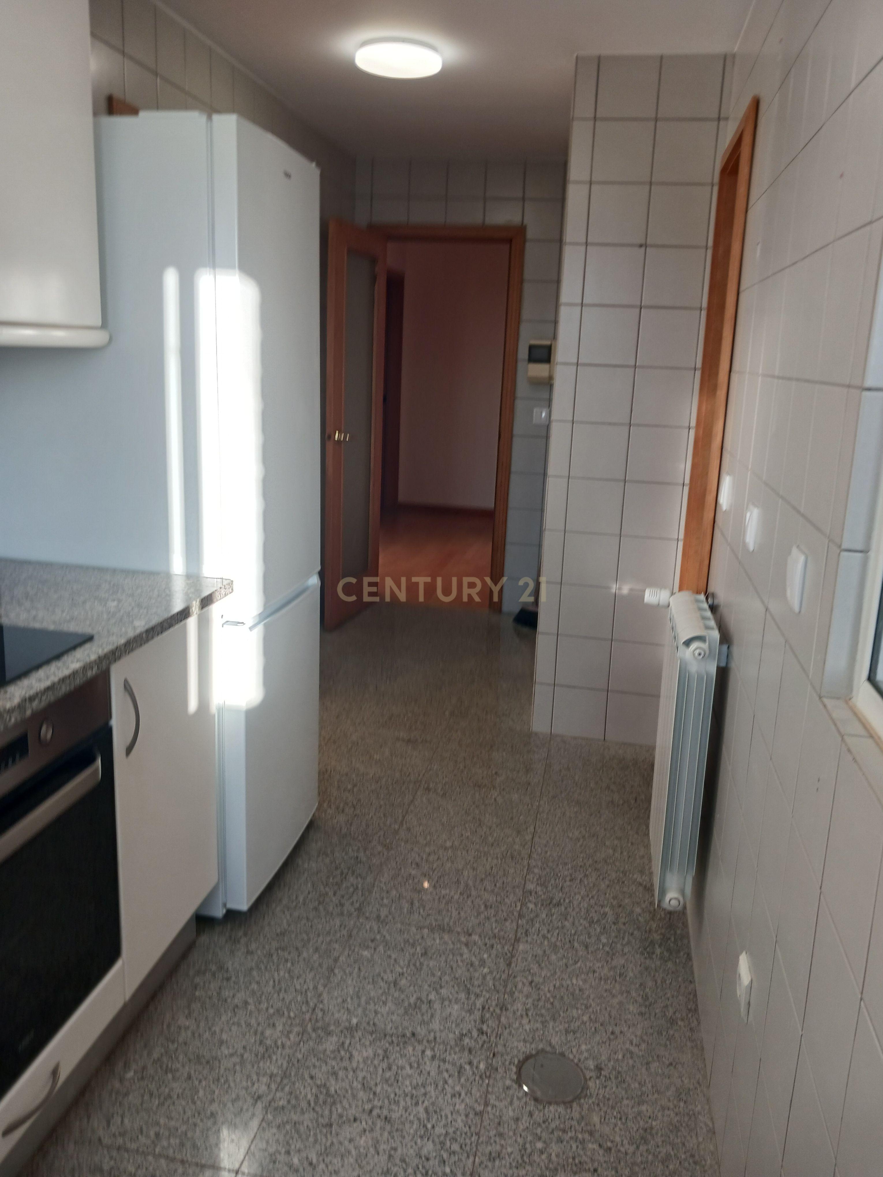 Apartamento T2 com varanda e lugar de garagem, no Pinheiro Manso - Image 8