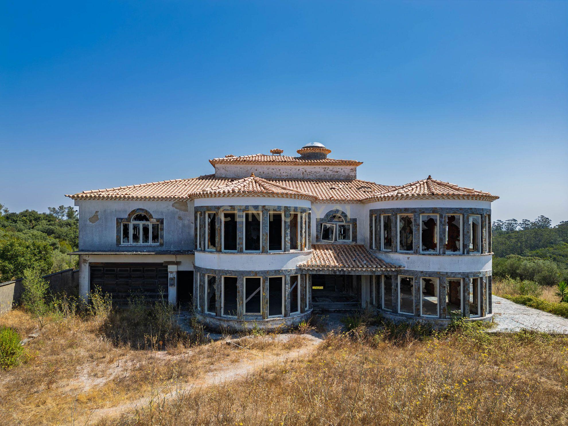Fotografia 5 de Terreno com área  5.359m2  tendo uma construção inacabada e elevado potencial construtivo em Fátima