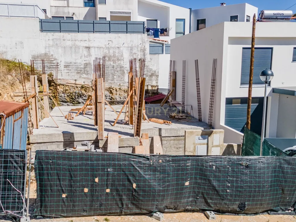 Moradia T3 em construção-Caneças/Odivelas. Vendida no estado em que se encontra. - Image 9