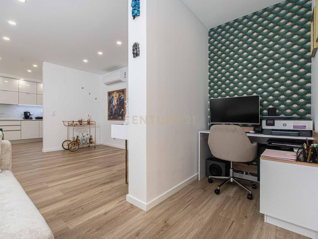 Apartamento Collection | T3 Premium Semi-Novo, Totalmente Mobilado, com Terraço Exclusivo e Box para 3 Viaturas - Image 9