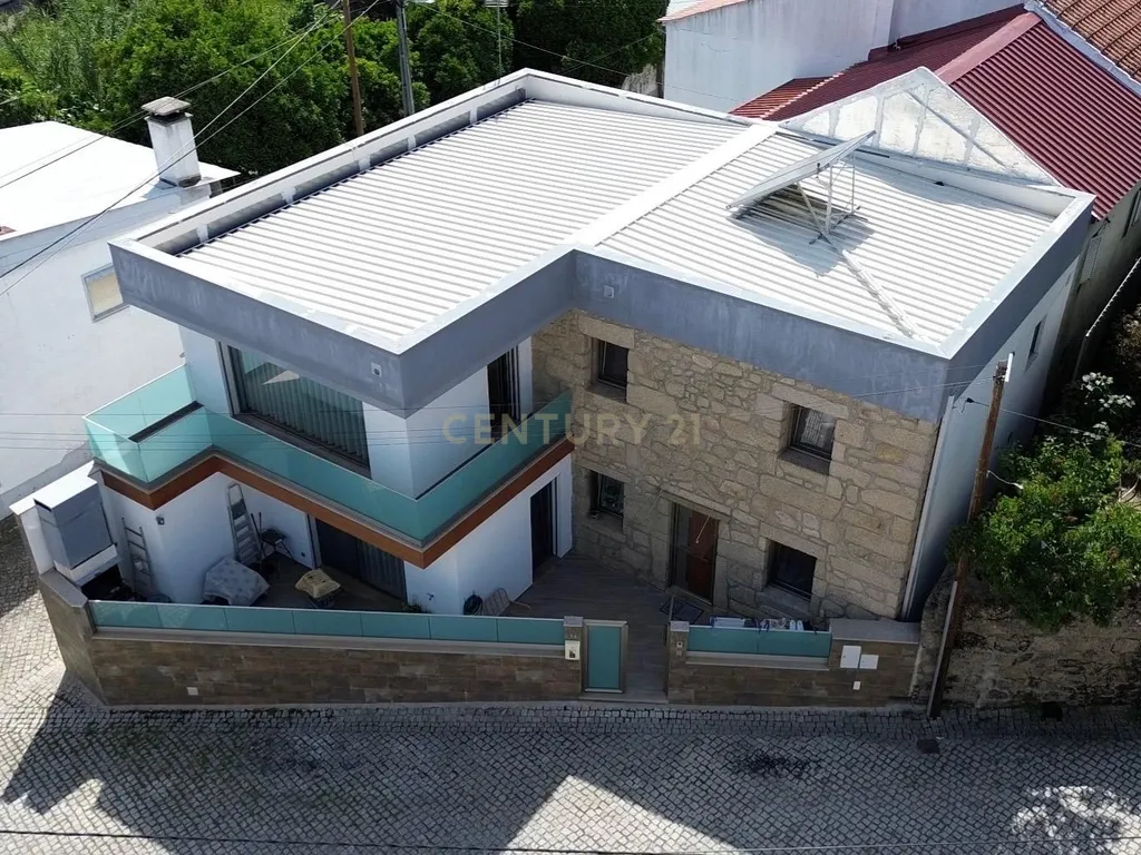 Fantástica Moradia T3, localizada na aldeia de Póvoa da Atalaia, concelho do Fundão - Image 1