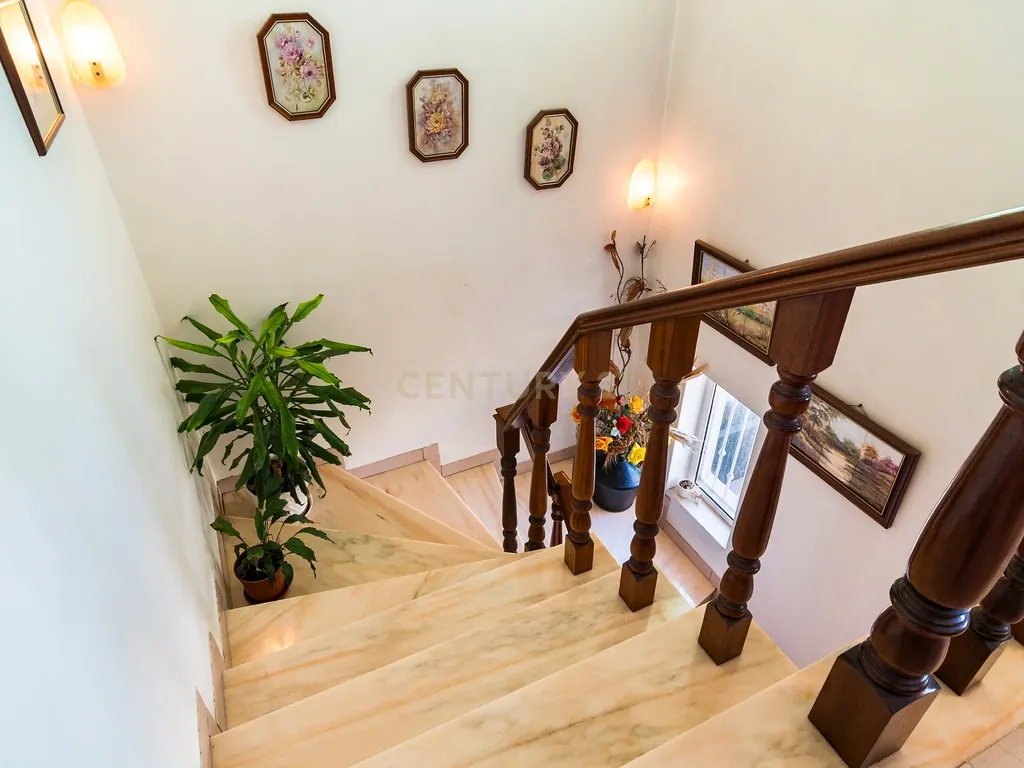 Moradia T3 em Porto Salvo | 213 m² | Garagem | Pátio e Jardim - Image 22