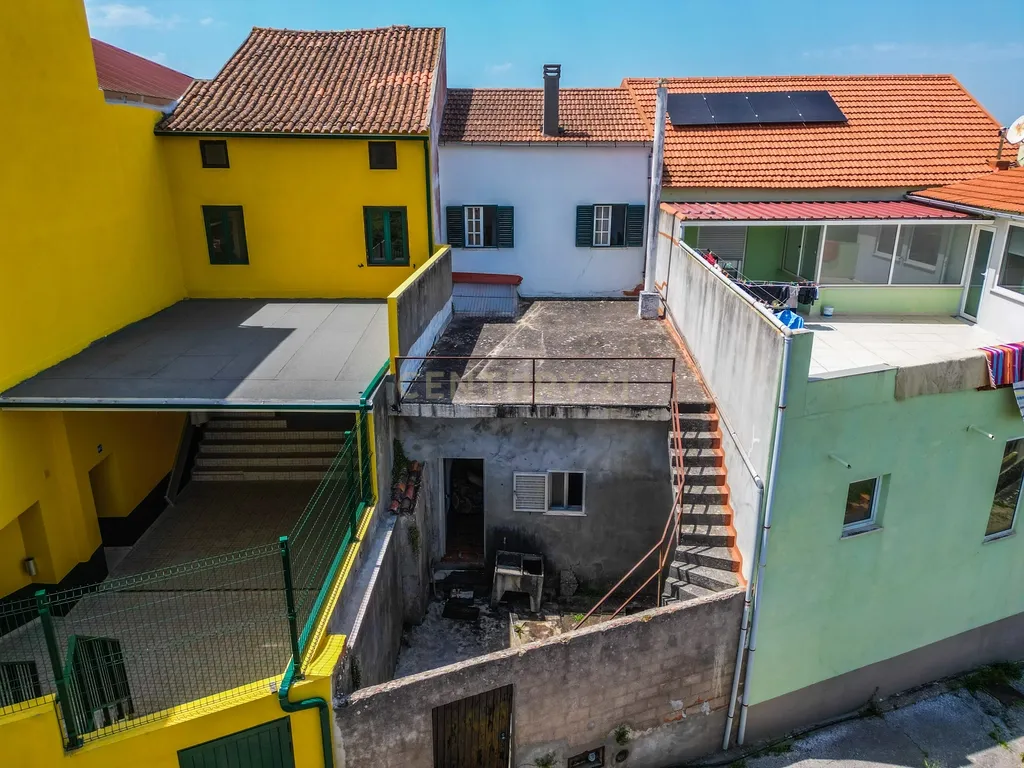 Oportunidade única em Abrunheira! Moradia T3+2 com terraço e vistas panorâmicas - Image 12