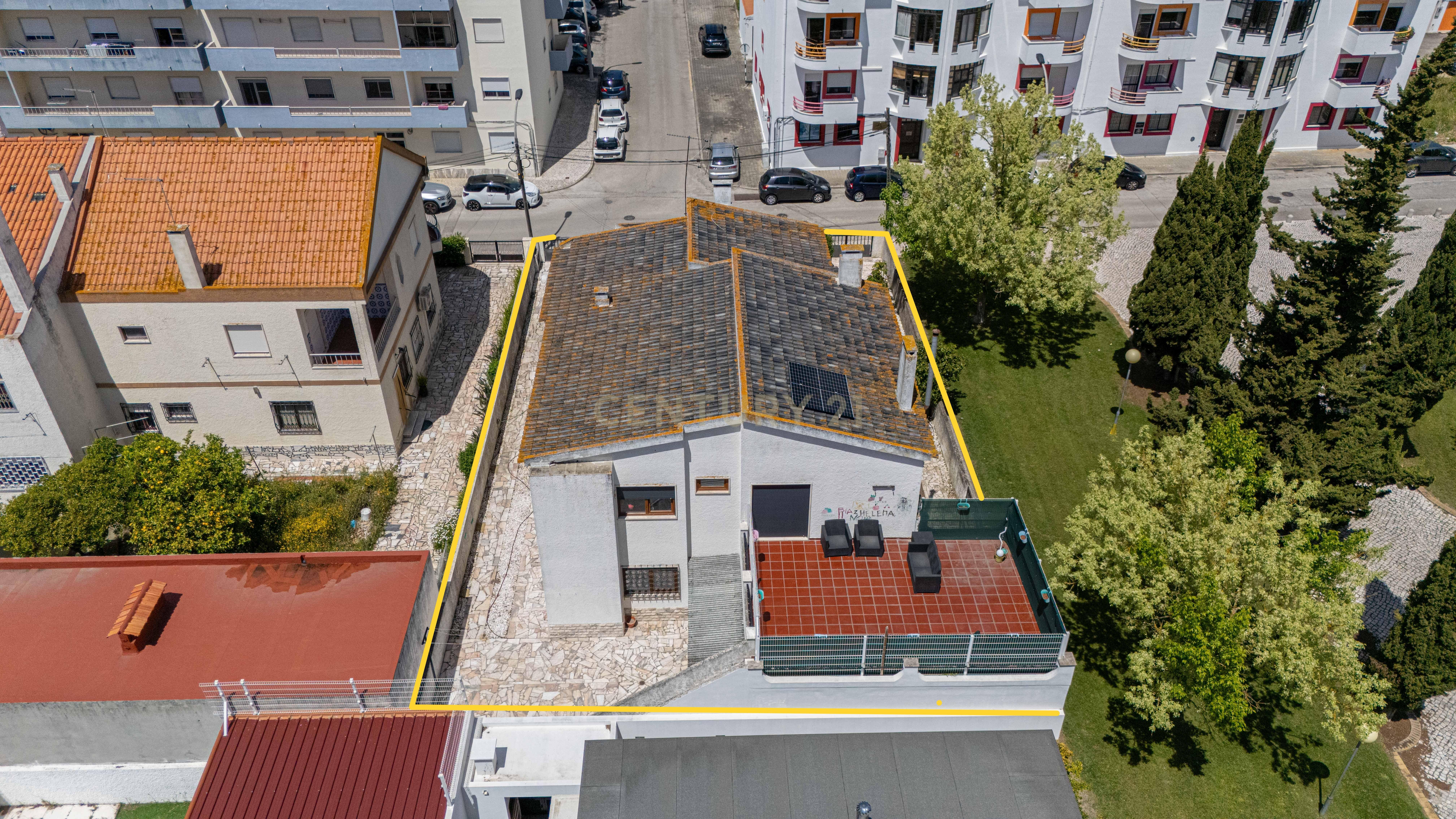 Moradia T6 no centro do Montijo com jardim e garagem - Image 61