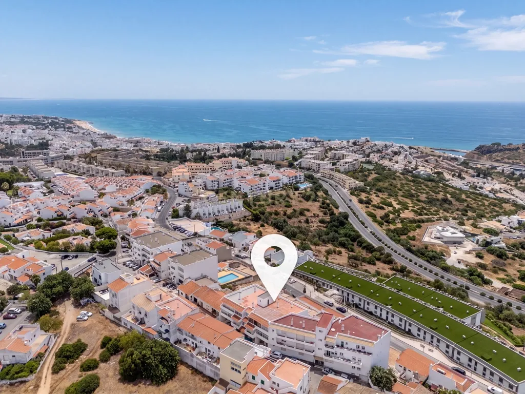 T0+1 Renovado com Armazém de 105 m² e Logradouro Privado em Albufeira - Image 1