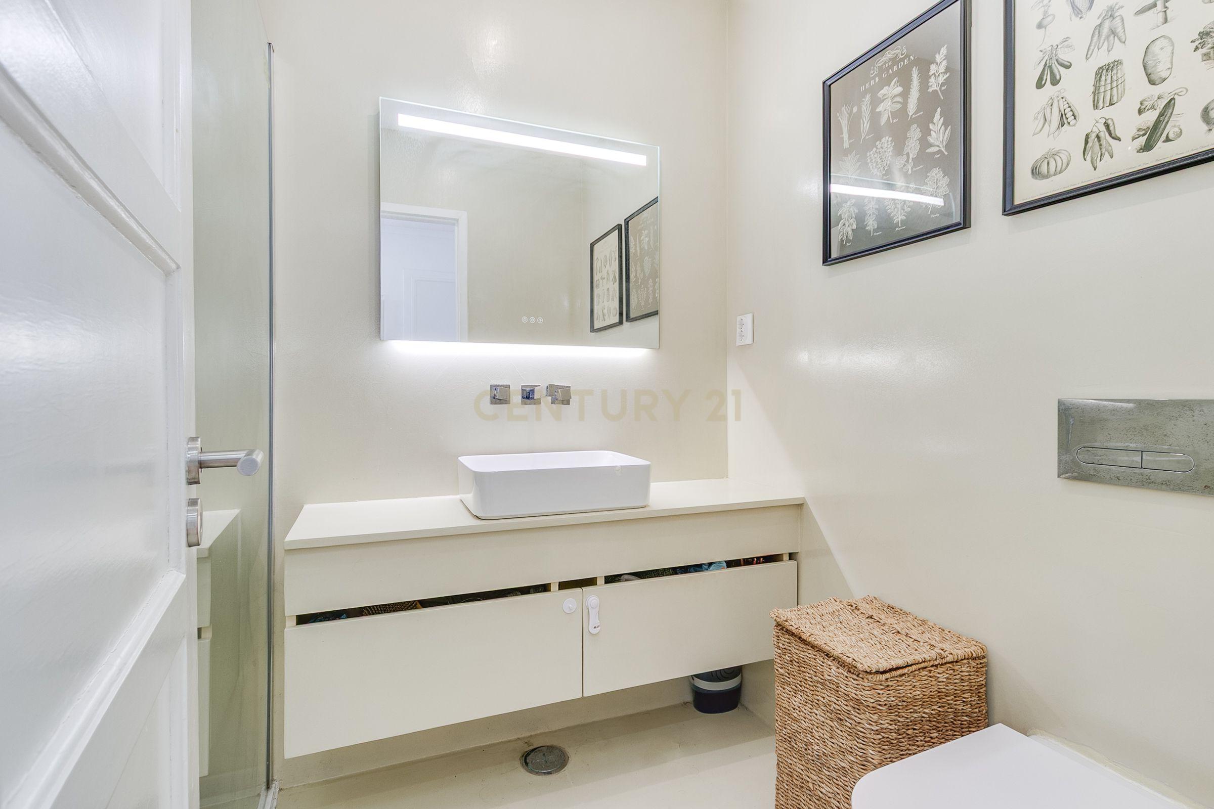 Apartamento T2 Remodelado com Varanda em Campo de Ourique, junto ao Jardim da Estrela - Image 16