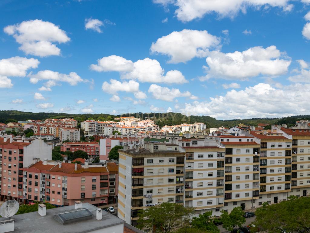 Um apartamento com luz, espaço e a base certa para criar uma casa à sua medida - Image 2