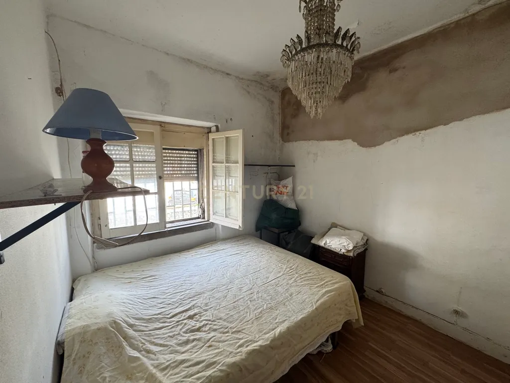 Moradia para Remodelar com imenso Potencial no coração de Faro - Image 3