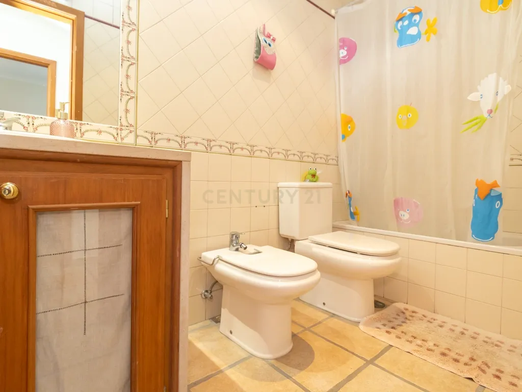 Moradia duplex de 5 assoalhadas com cave em Azeitão - Image 27