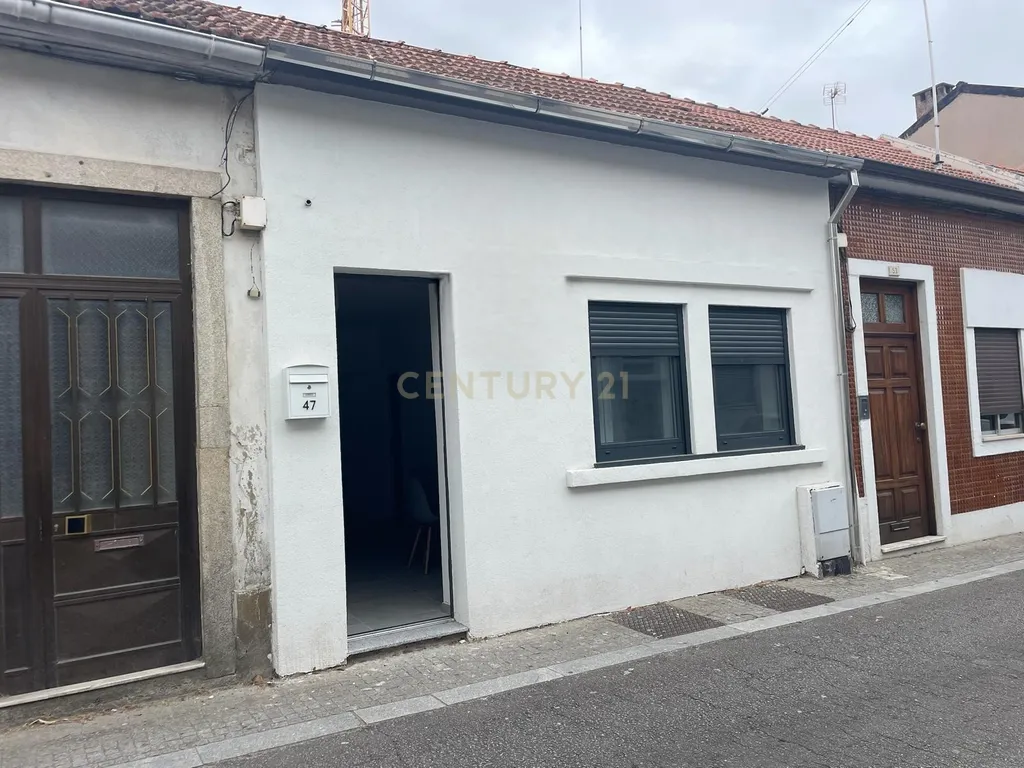 Moradia com 3 quartos em frente ao Hospital São João - Image 1