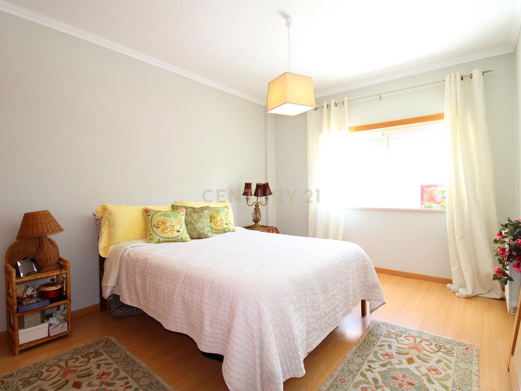 Apartamento T4 com Parqueamento, nas Caldas da Rainha - Image 19