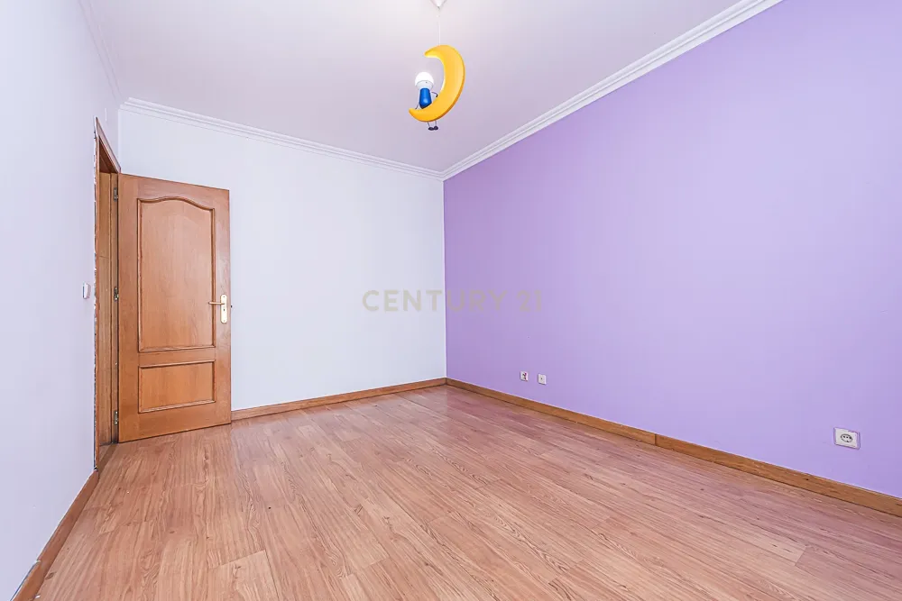 Duplex T4 em Quinta do Anjo, Palmela - 170m² com Varanda, Terraço e Garagem - Image 15