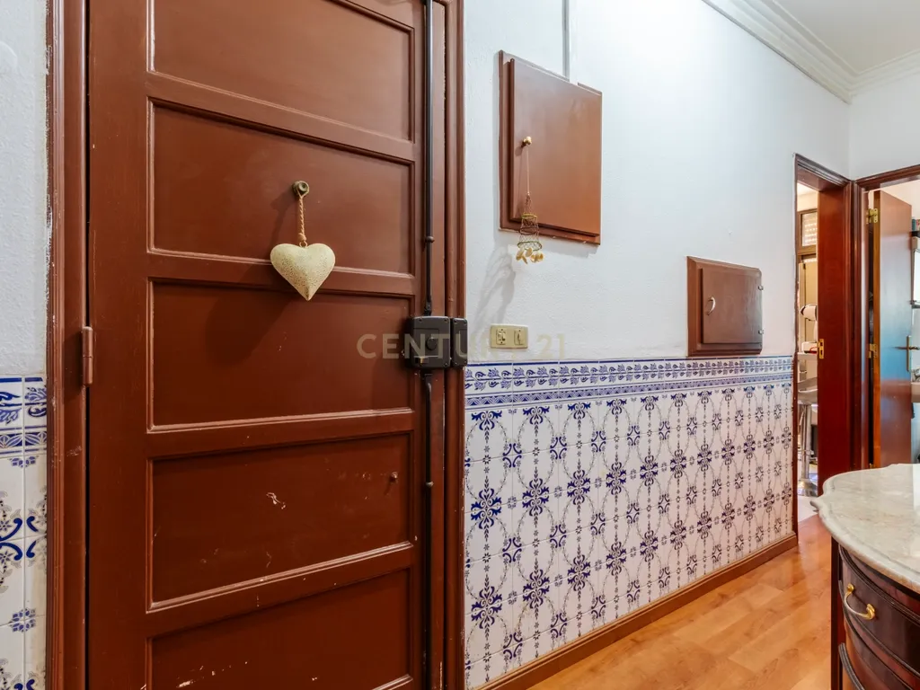 T2 com Potencial no Coração de Cacilhas Prático, Central e com o Charme da Tradição - Image 5