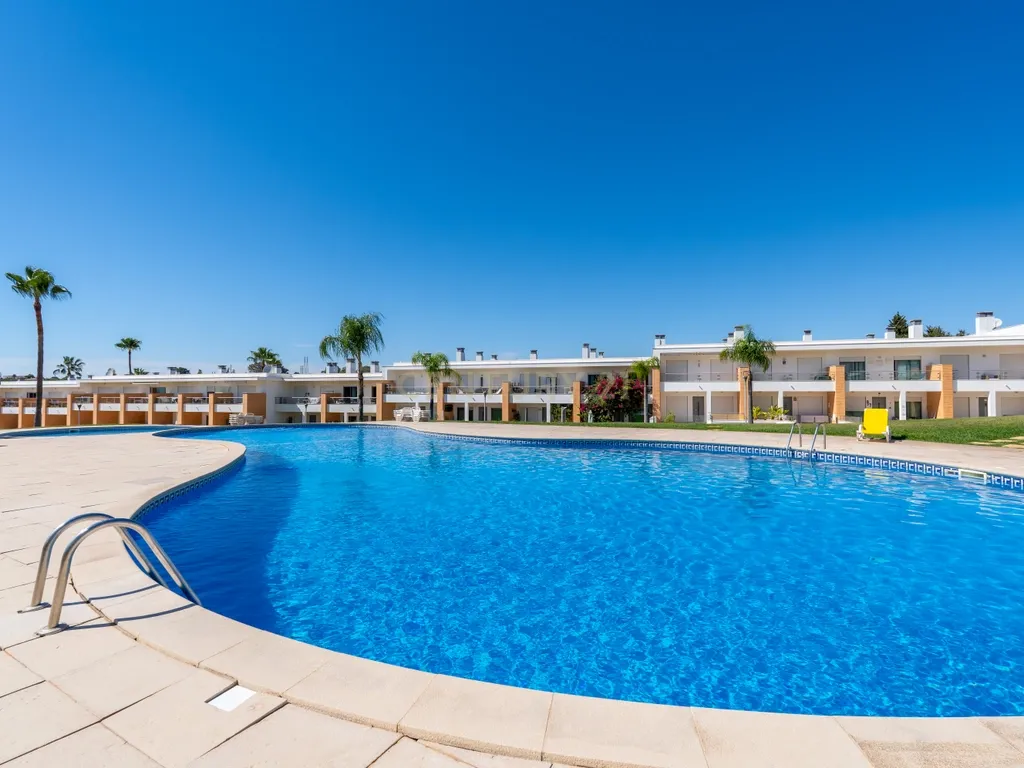 Apartamento Duplex em condomínio privado com piscina, e grande zona verde. - Image 4