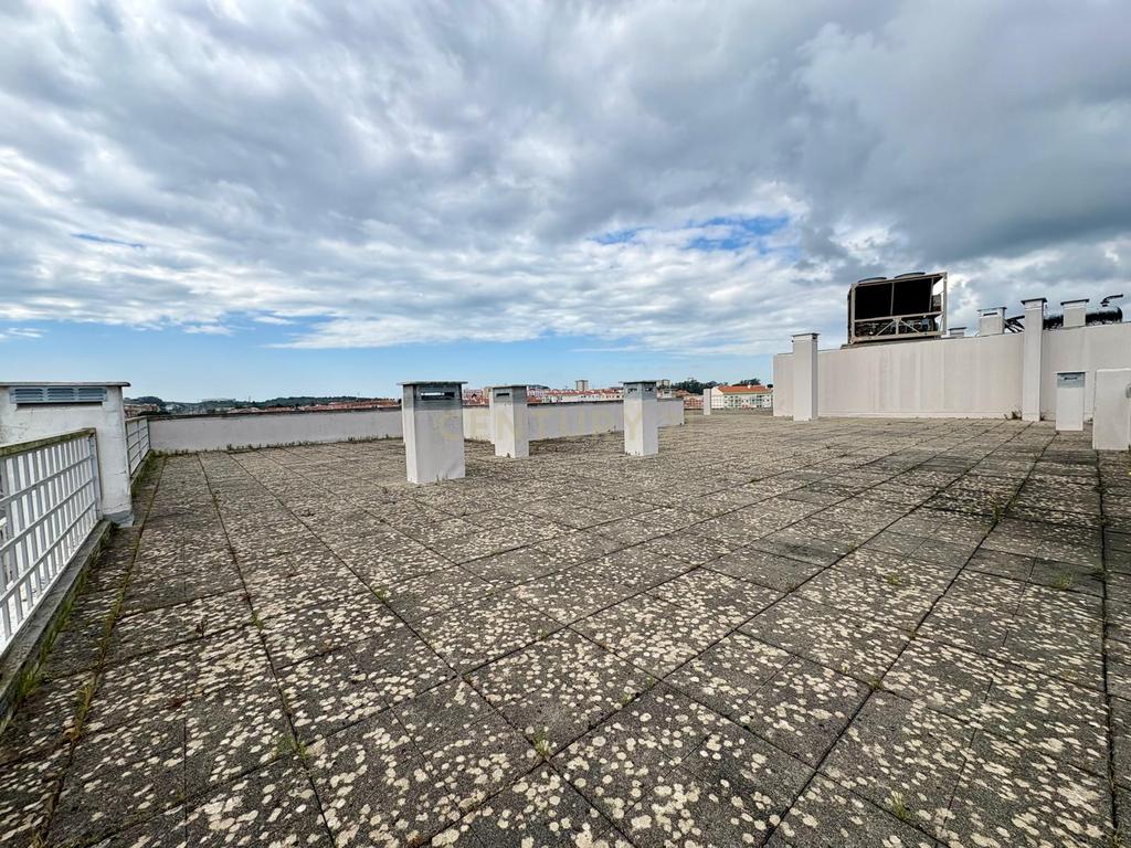 Apartamento T3 com 2 Estacionamentos e Arrecadação no Centro de Mem Martins - Image 34