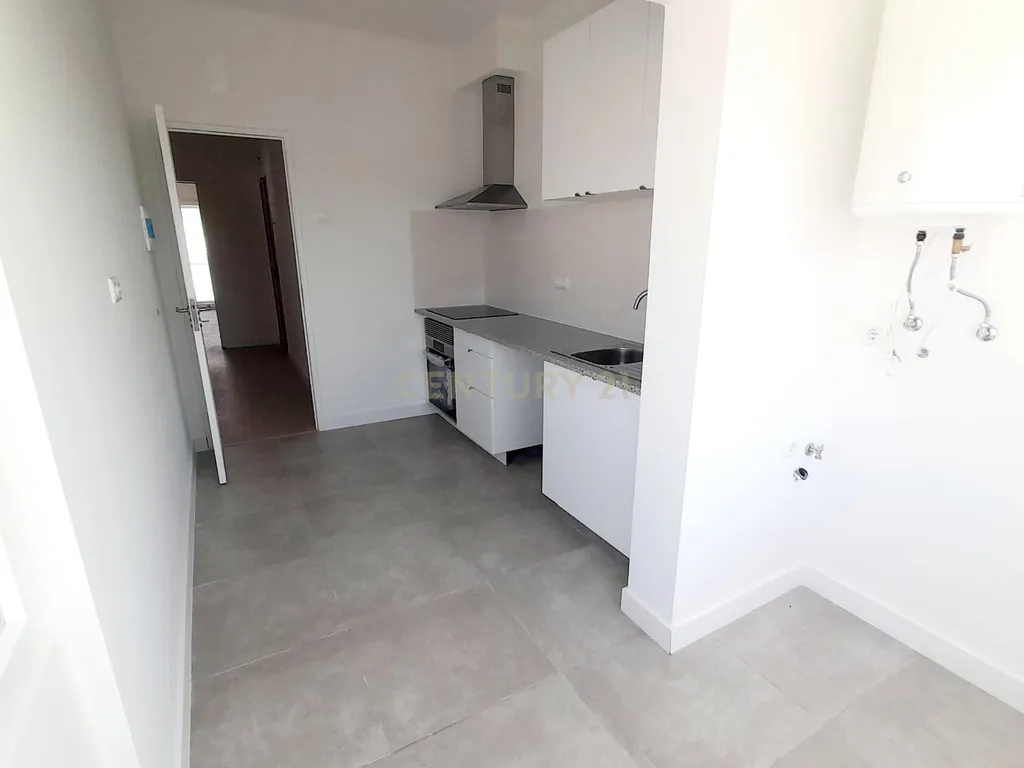 Apartamento t2 remodelado em zona muito sossegada de Santarém - Image 13