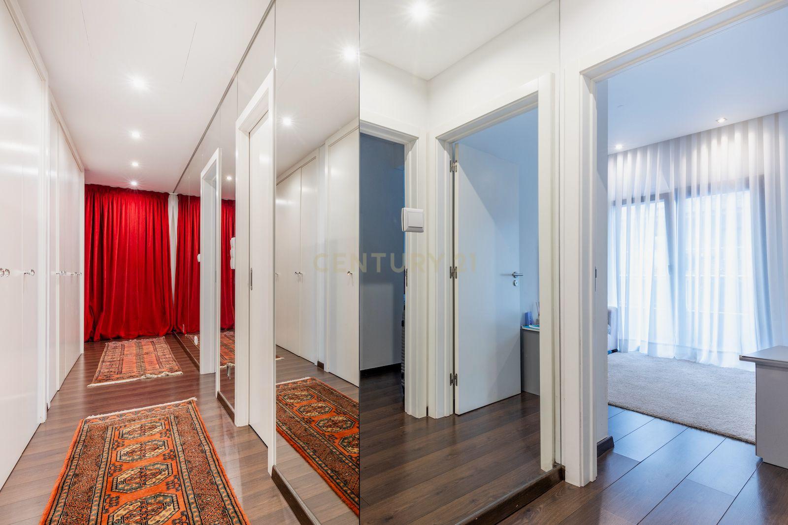 Apartamento T5 de luxo na Urbanização Jardins do Cristo Rei. - Image 12