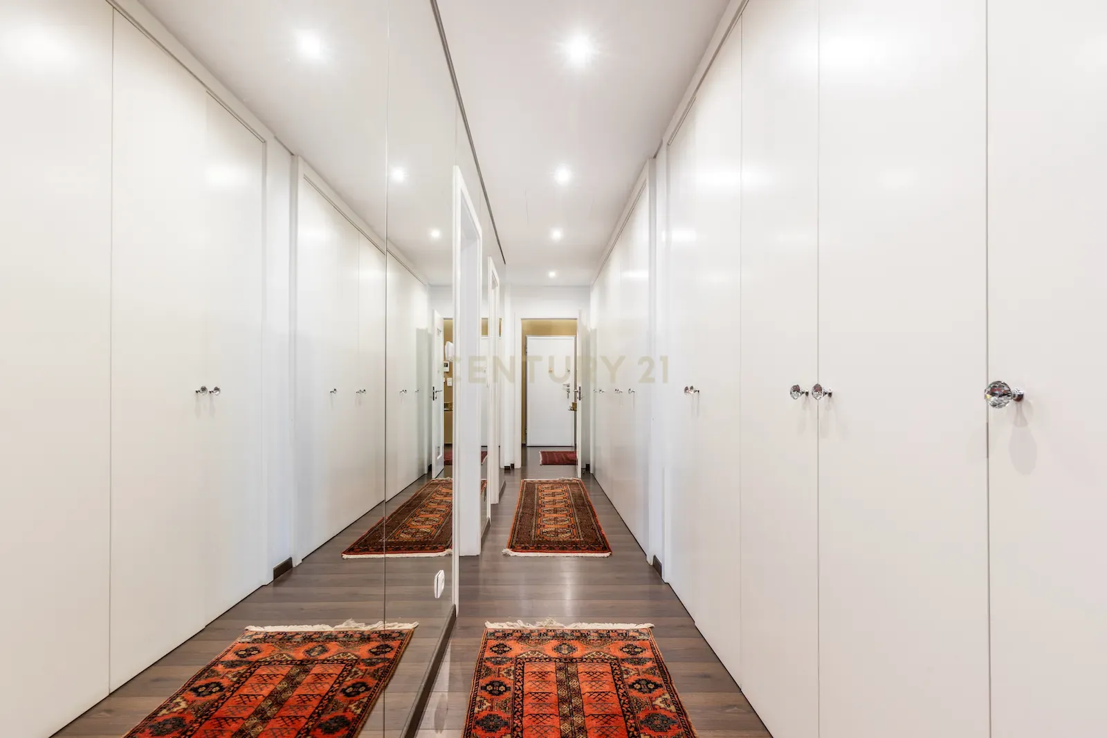 Apartamento T5 de luxo na Urbanização Jardins do Cristo Rei. - Image 17