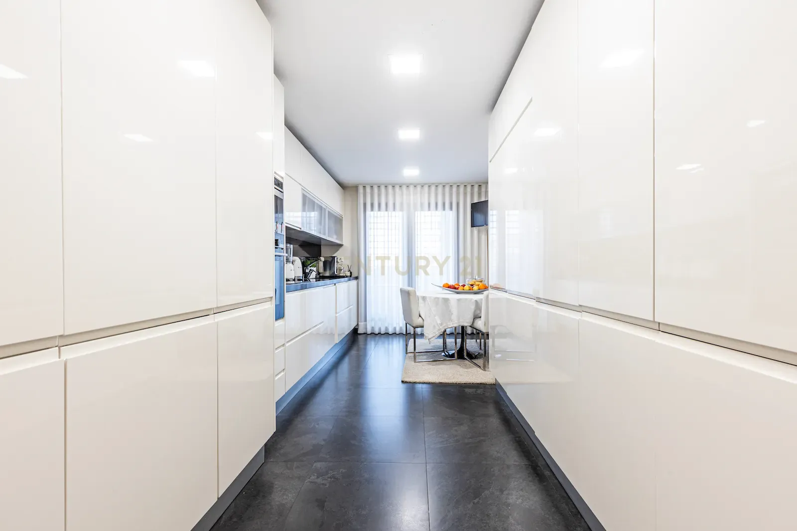 Apartamento T5 de luxo na Urbanização Jardins do Cristo Rei. - Image 13