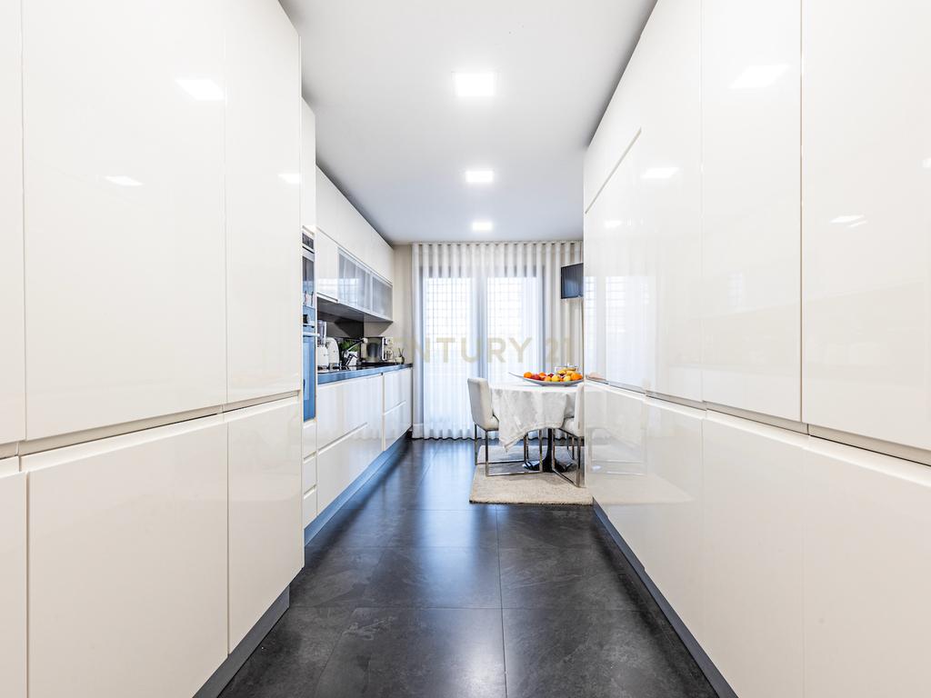 Apartamento T5 de luxo na Urbanização Jardins do Cristo Rei. - Image 13