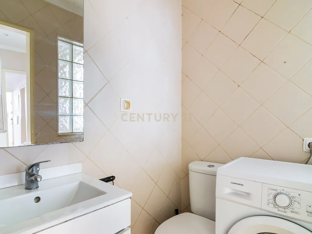 Apartamento T2 em Santa Maria Maior, Lisboa - Oportunidade Única - Image 20