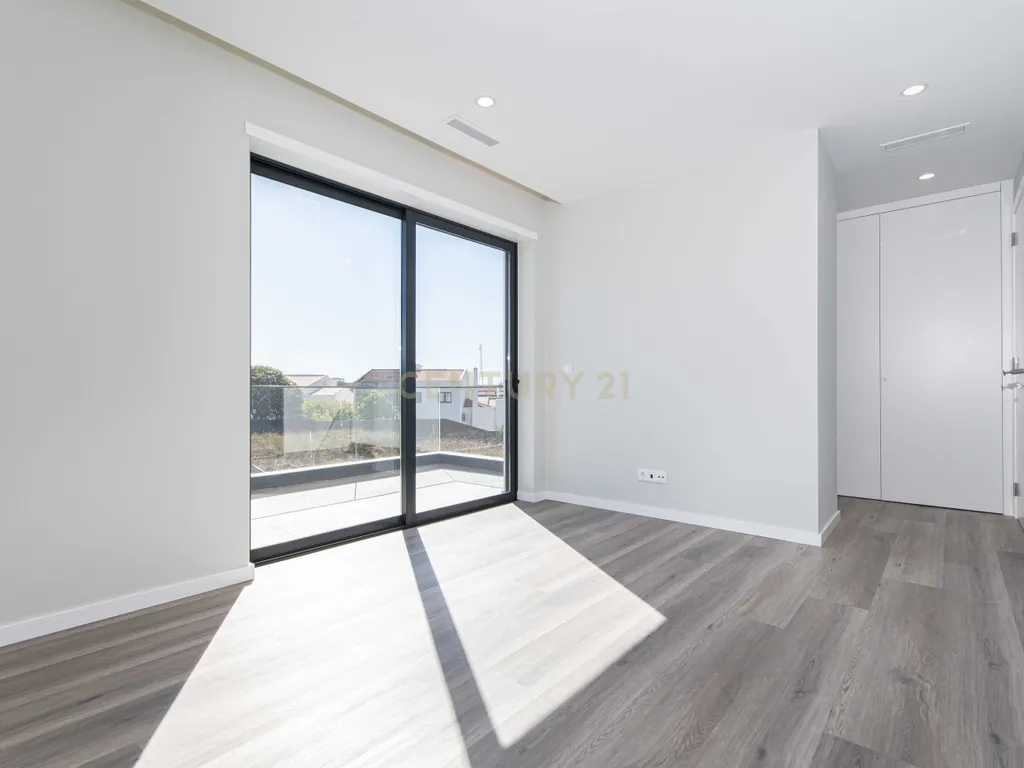 Moradia T4 Premium independente com Piscina (Nova Construção) / Barcarena - Image 12