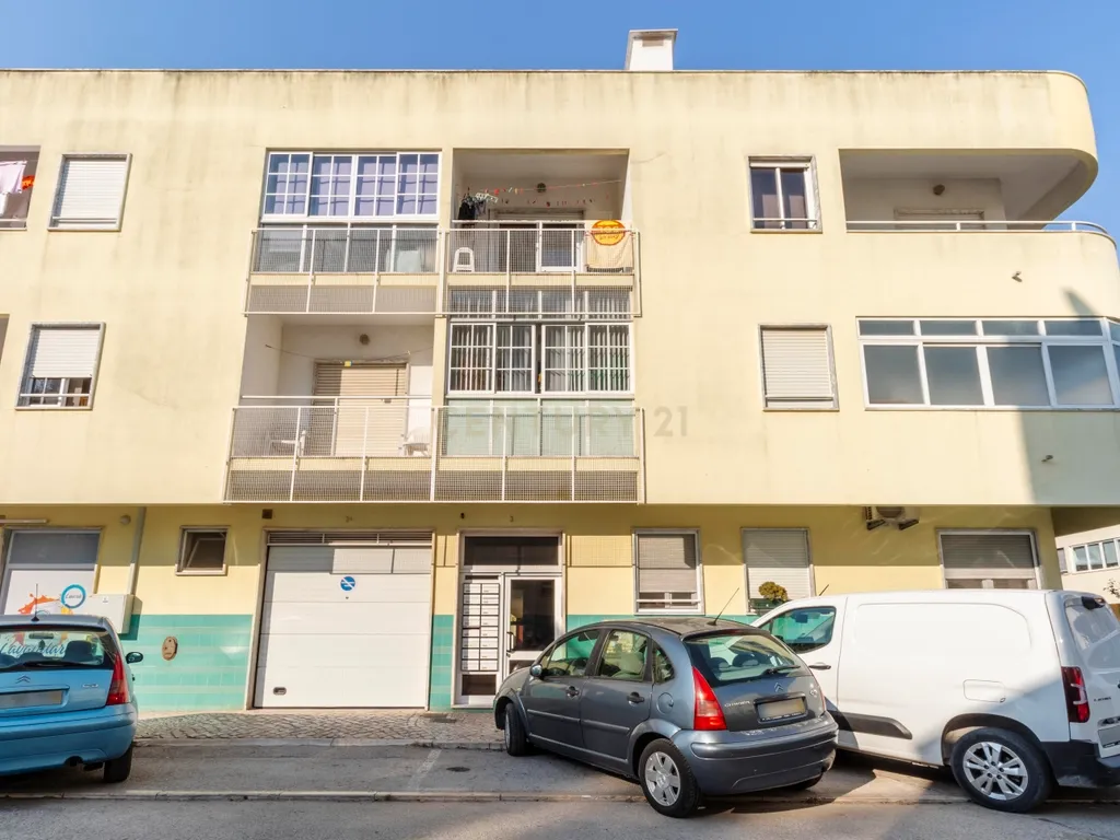Espaçoso T3 na Sobreda com 2 Casas de Banho e Varandas - Image 73