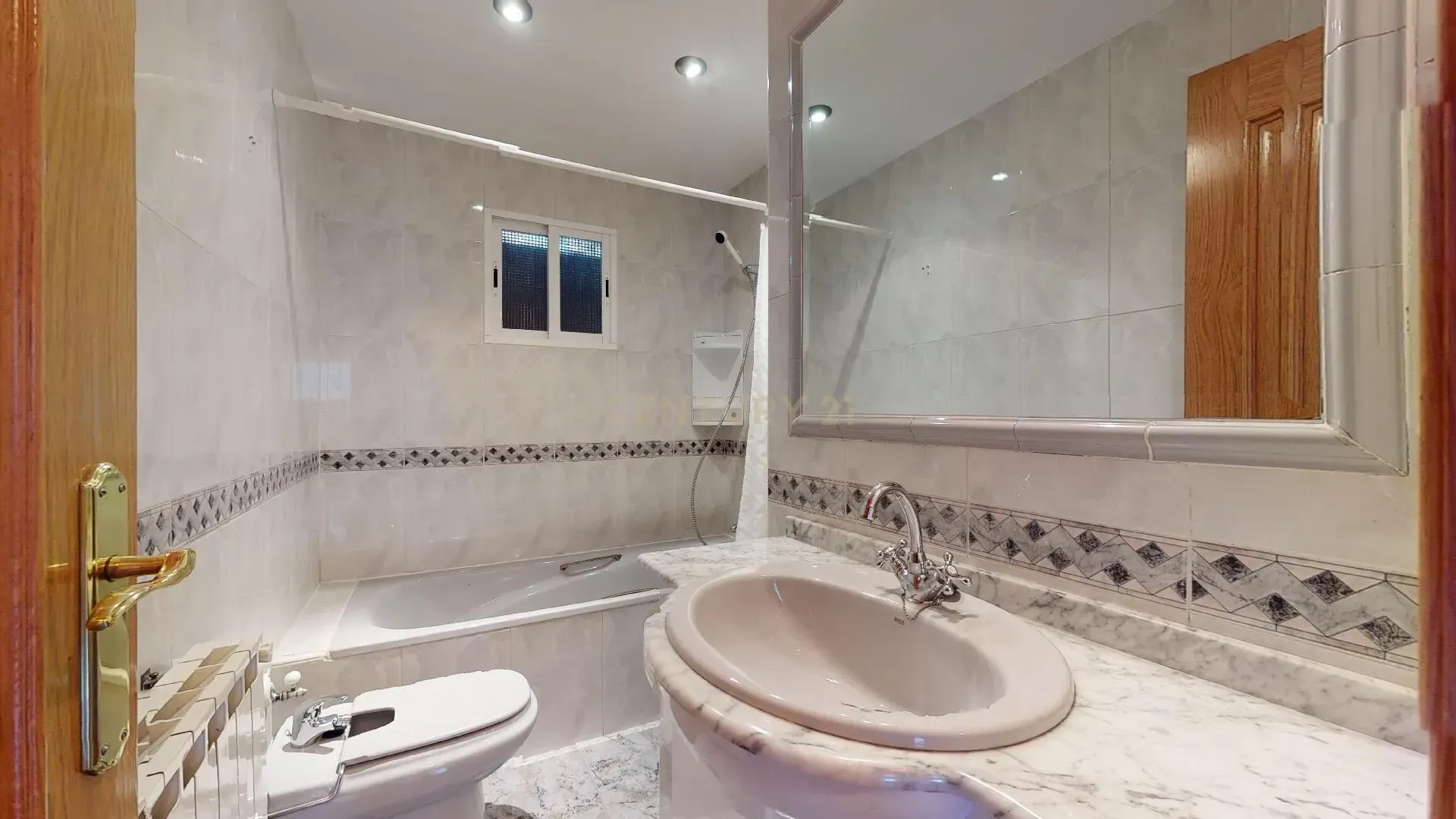 Apartamento Espaçoso em Madrid com Vista para a Cidade - Image 3