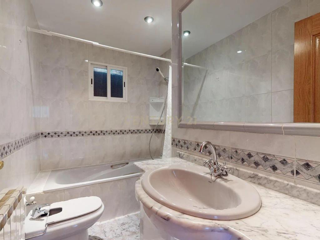 Apartamento Espaçoso em Madrid com Vista para a Cidade - Image 3