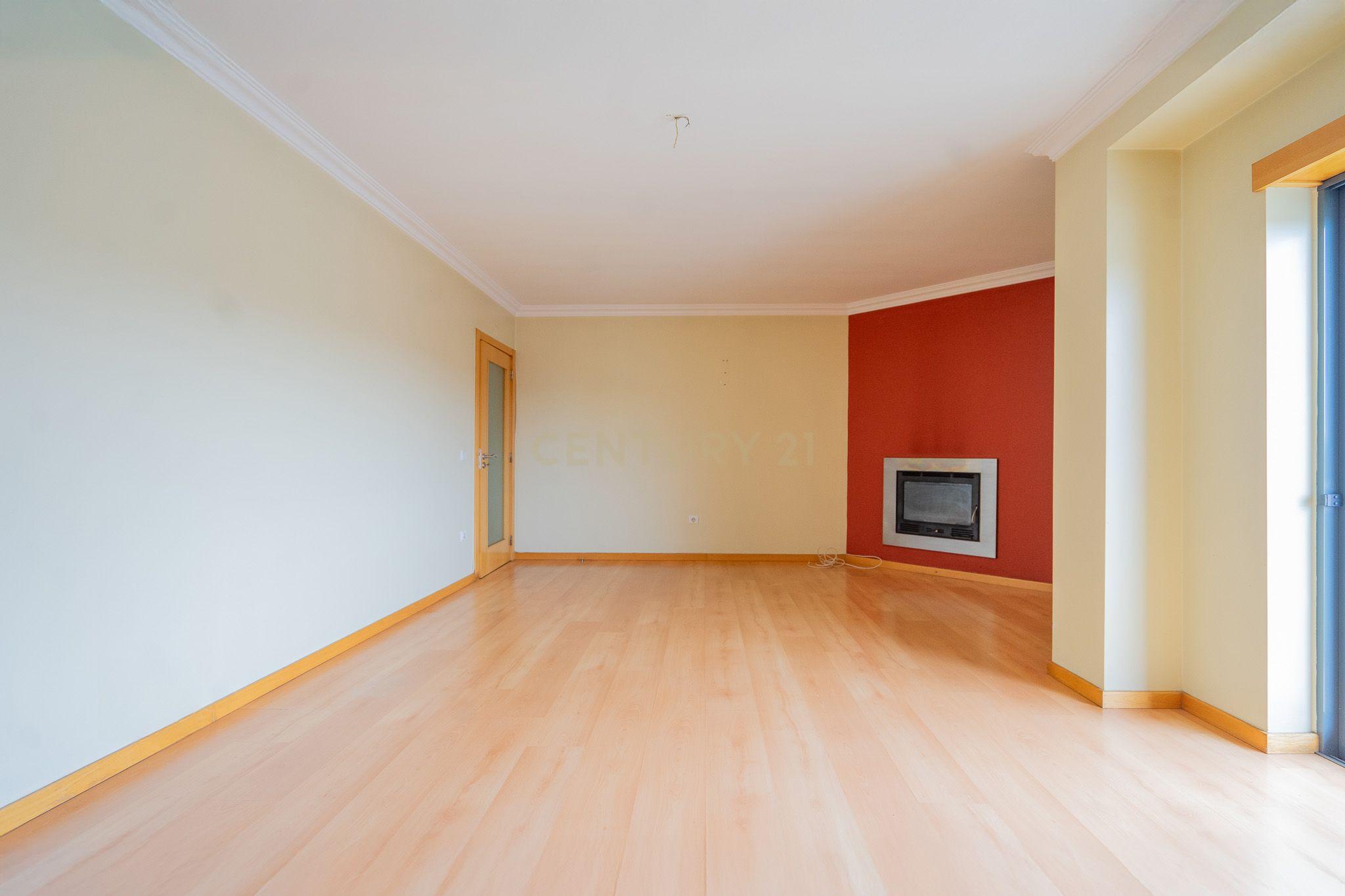 Duplex T3 + 1 em bom estado com varandas, garagem ,jardim numa zona sossegada e transportes públicos a pé - Lousã - Image 7