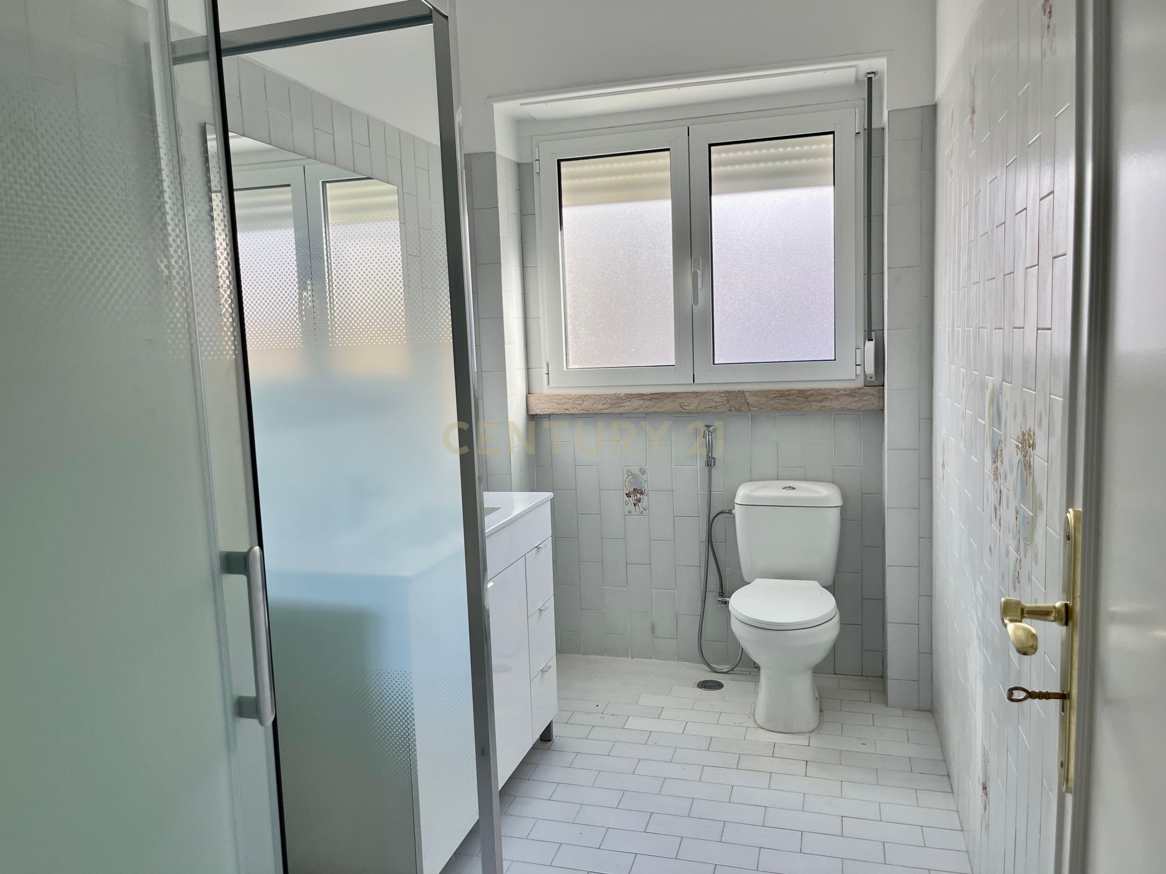 🏡 Arrenda-se Apartamento T4 em Alvalade – Remodelado | Com Garagem + 1 Estacionamento 🚗 - Image 18