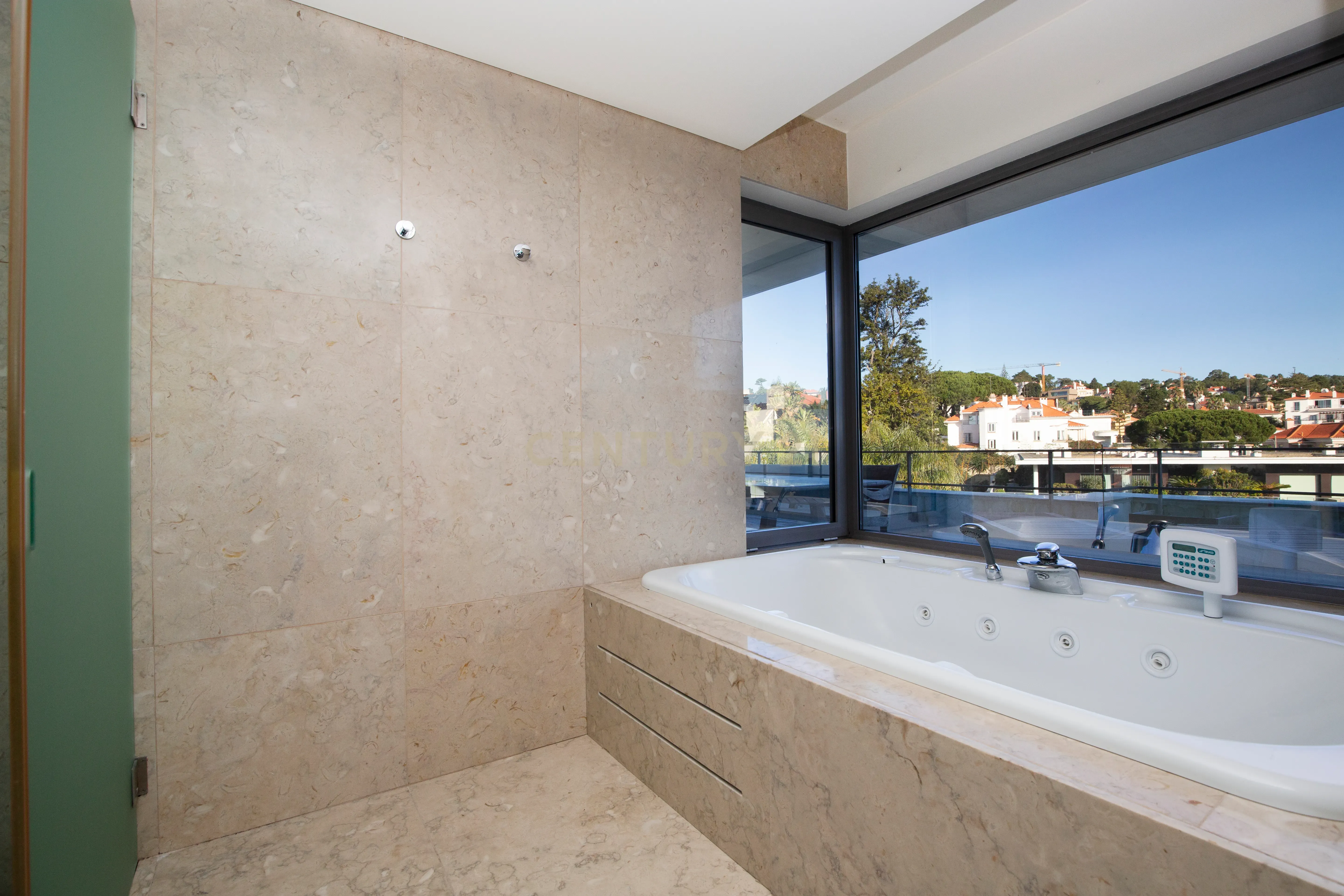 Apartamento T4 duplex em condomínio localizado no centro do Estoril - Image 18