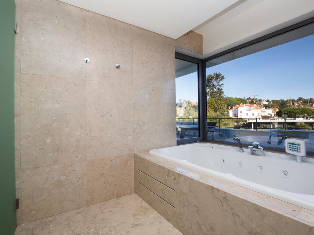 Apartamento T4 duplex em condomínio localizado no centro do Estoril - Image 18