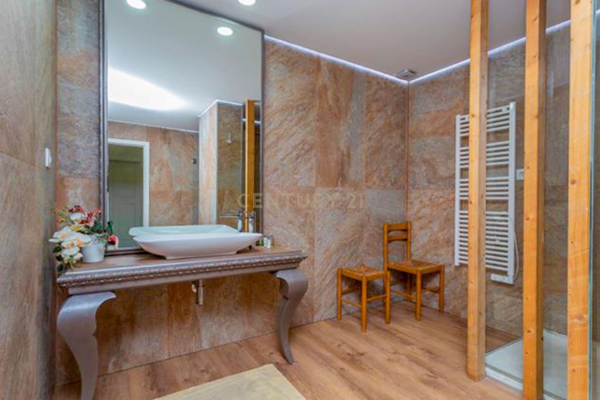 Apartamento T3+1 duplex com terraço no coração de Cascais - Image 32