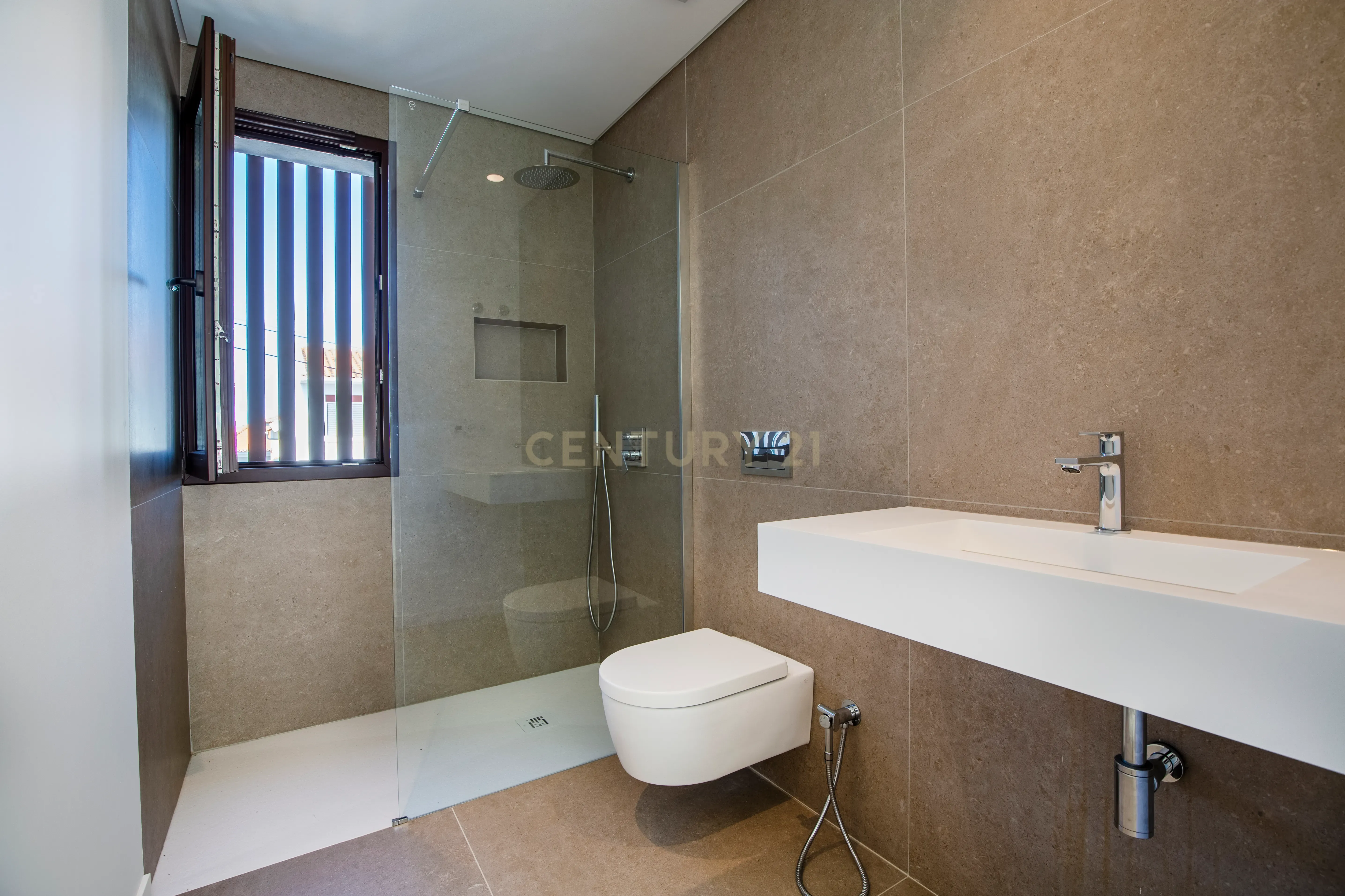 Moradia T3+1 em Murches | Lote 340m² | Piscina | Jardim | Garagem - Image 19