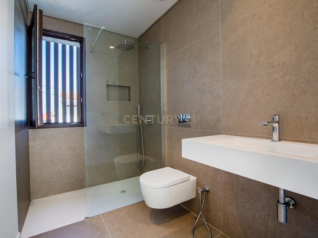 Moradia T3+1 em Murches | Lote 340m² | Piscina | Jardim | Garagem - Image 19